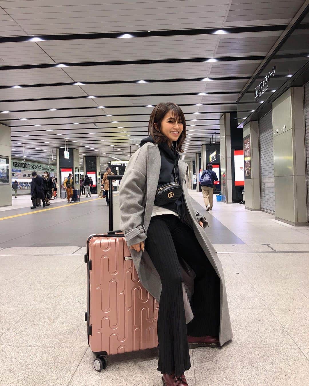のインスタグラム：「軽くてしっかりしててよく物が入る 優秀なコロコロ 何より見た目がかわいいコロコロ ピンクのコロコロ🙆‍♀️🙆‍♀️❤️ . . 荷物入れたらコロコロ重たくなりすぎて 上りの階段だと捨てたくなるし 下りの階段だとこのまま上から落とそうかなっていつも思う  さて、また週末がやってきたぞー✨#金曜日」