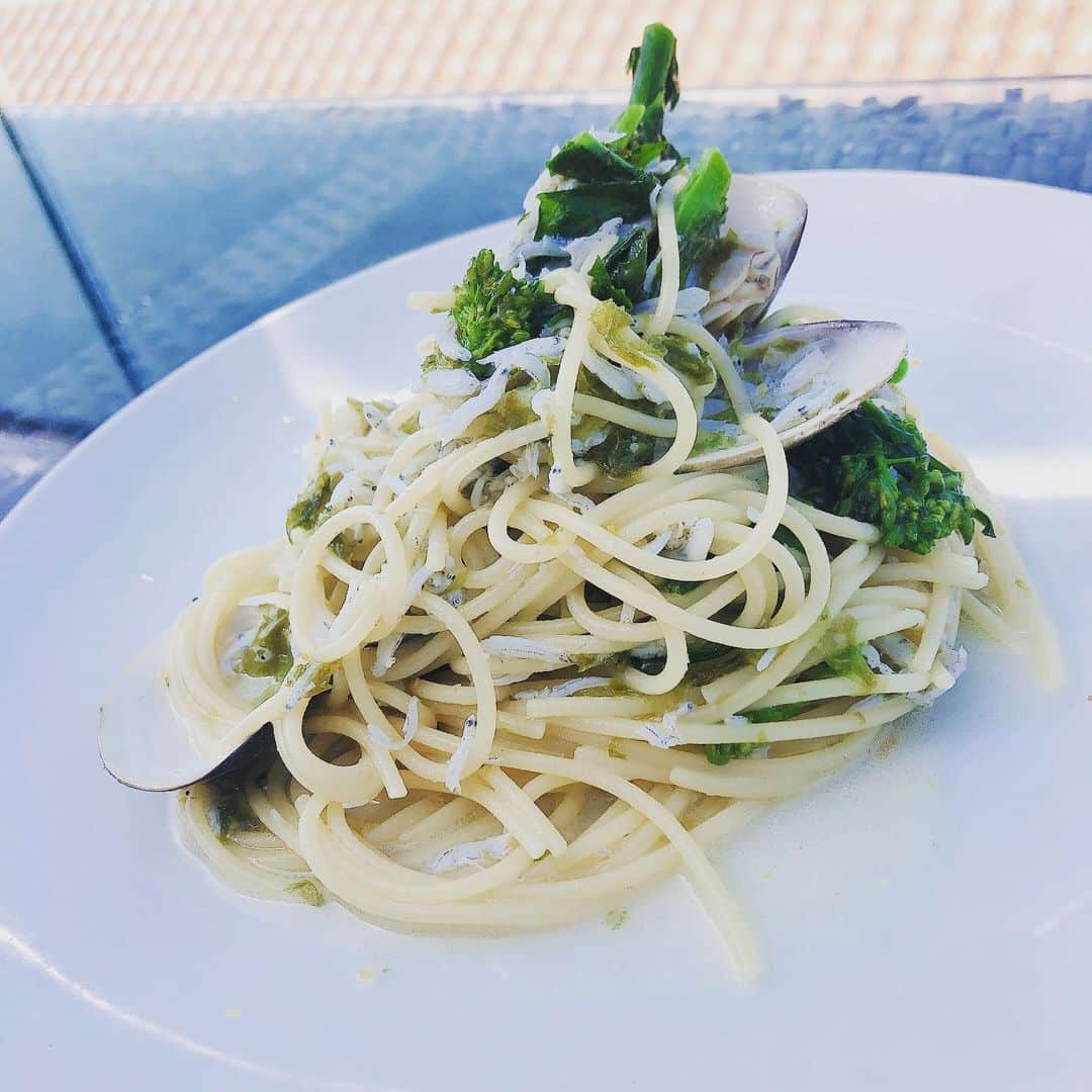 ポジリポのインスタグラム：「みなさん、こんにちは! このところは暖かい日が続いており テラスでお食事とお酒を楽しむ方がたくさんいらっしゃいます！ お店で働くスタッフも、あまりの景色の良さと心地よい風に、お昼からビール飲みたいねと話すほど…🍻 風もあまり強くなく日差しも強すぎない今はテラスのベストシーズンです！ 17時頃からサンセットもお楽しみいただけます♫ お昼のご褒美、ポジリポでいかがですか？☺️ それでは、今週のランチコース(¥1600~)の週替わりメニューを紹介いたします。  Weekly Pasta🍝 【しらすと菜の花のアーリオオーリオ】 今週は春らしく菜の花としらすをアーリオオーリオにしました。 県産のあおさとしらすで自然の塩味と磯の香り 葉の花の苦味と食感をプラスして香り高い一品に仕上がっています！  Weekly Pizza🍕 【紅豚とグリル筍のリピエノ】 県産の紅豚と今が旬の筍を合わせて包み焼きのリピエノにしました！ とても香りの良い紅豚を自家製のベーコンにし、隠し味としてピパーチ(島胡椒)をほんの少しかけて焼き上げました。 包み焼きですので、香りと旨みがしっかりと ピッツァの中に閉じ込められていて 口の中に入れた瞬間にブワッと紅豚とピパーチ、グリルした筍の香りが広がります。 それぞれの食材が相乗効果で楽しめる一品に仕上がっております😋  Dolce🍰 【ピスタチオのティラミス】 ブロンテ産のピスタチオを贅沢に使ってティラミスにしました！ 濃厚なピスタチオとマスカルポーネ、エスプレッソが絶妙なバランスで大人味に仕上がっています！ 食後のコーヒーとぜひお楽しみください😍  今週もピッツァパスタ共にとてもご好評いただいております！ 日曜までの限定メニューですので、ご来店の際はぜひお試しください♫  その他にもグリリアコースや欲張りサラダコースなど、選べるランチコースをご用意しております。  今週もご来店をお待ちしております♫」