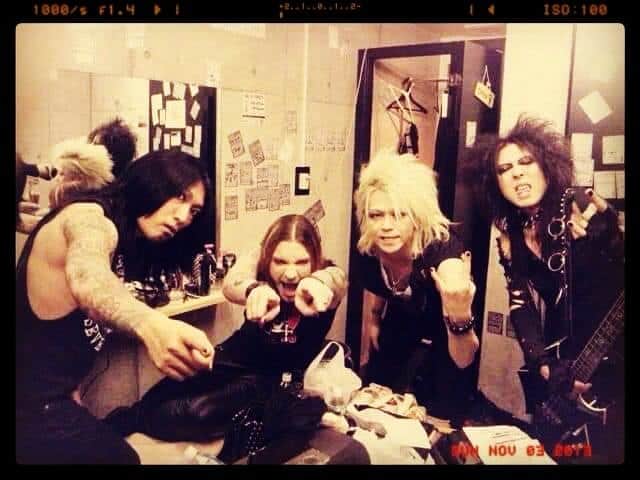恩田快人のインスタグラム：「MAZIORA THE BAND のLIVE です！ よろしくお願いします！  お待たせ致しました！ 伝説のガチ丼から7年、ガッツリいきますよ！ それではライブ告知です。 新型ウイルス感染等の懸念により延期の可能性もありますがその場合は今回ご予約の方優先確認させて戴きます。  #横浜商店街ガチ！シリーズ10thアニバーサリー #MAZIORA THE BAND ガチLIVE !!!!! ☆2020年4月14日 火曜日 ☆STEAK & GIG SILVER BACK 関内駅3分 ☆18:00 開場 　19:00-19:30 1ステージ 　20:15-21:00 2ステージ ☆adv.5500/door 6000 フード＆ドリンクオーダー2000円分込み ☆予約:3/1 午前7時よりメールにて受付開始 　ksmaziora@ezweb.ne.jpまで 　0414シルバーバック/カタカナ氏名/携帯電話番号を明記して送信下さい。 　お一人様1枚、申込40名にて一旦締切とさせていただきます。当日は開場時並んで頂いた順にご案内、着席時に伝票を置かせていただきます。 ☆終演後CD、ポートレートの物販サイン会がございます。 　それでは美味しいディナーとライブでお待ちしております。」