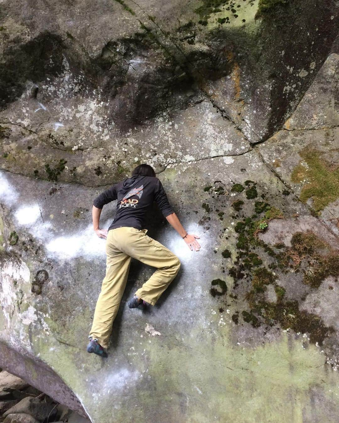 ミーガン・マスカリーナスさんのインスタグラム写真 - (ミーガン・マスカリーナスInstagram)「#tbt to magicwood ♥️ Does anyone know the name of this climb? I was trying to figure that out! #madrock #bouldering #slab」2月28日 13時23分 - mjclimbinginthesnow