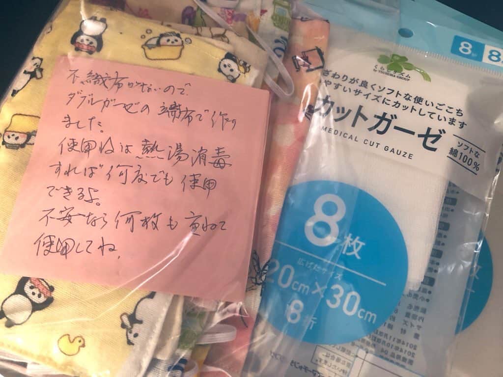 夏奈子のインスタグラム：「おばあちゃんから 手作りのマスク。 泣いちゃうわ。。 優しさに。  #マスク #マスク切れ #ないなら作れる #ウイルス対策  #負けるな #頑張れ」