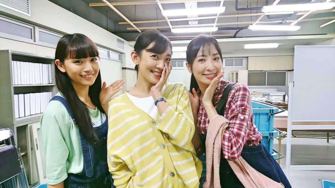 田中美里のインスタグラム：「駐在刑事season2 第5話の可愛いオーバーオール（サロペット）女子たちと。  最後の玉子焼きのシーン、よかったですね。  第6話は奥多摩にどんな事件が？  駐在刑事season2 毎週金曜日夜8時。  今日の夜も観てくださいね。  #テレビ東京系  #駐在刑事season2  #夜8時 #真飛聖  #浅川梨奈」