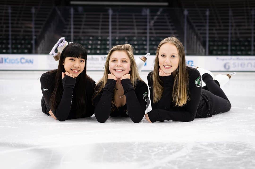 のインスタグラム：「Will always find a way back to this family 💚🤍 (first photo featuring Kirsten’s adopted college children) #msuifst #kirstensgirlz #รูปสุดท้ายนั่งดั่งกุลสตรีไทย #แต่หลังจากนั้นลุกไม่ขึ้น #เลยนอนถ่ายต่อ 😅」