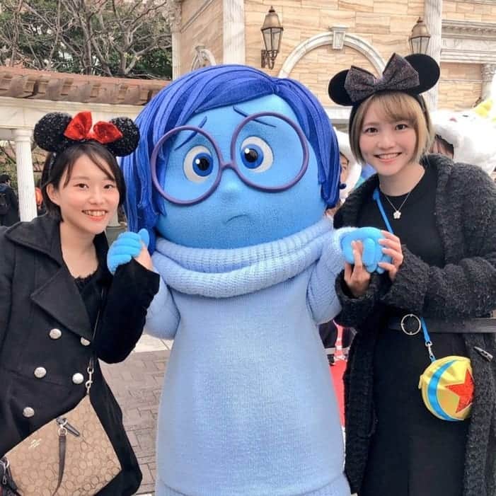 米倉れいなのインスタグラム：「, キャラグリ編🧸💕 #ディズニー #ディズニーシー #ブラックコーデディズニー #ピクサー #ピクサープレイタイム #キャラグリ #インサイドヘッド #カナシミ #ヨロコビ #アラジン #ジーニー #ホセ #パンチート  #disney #disneysea #pixar #pixarplaytime #charactergreeting」