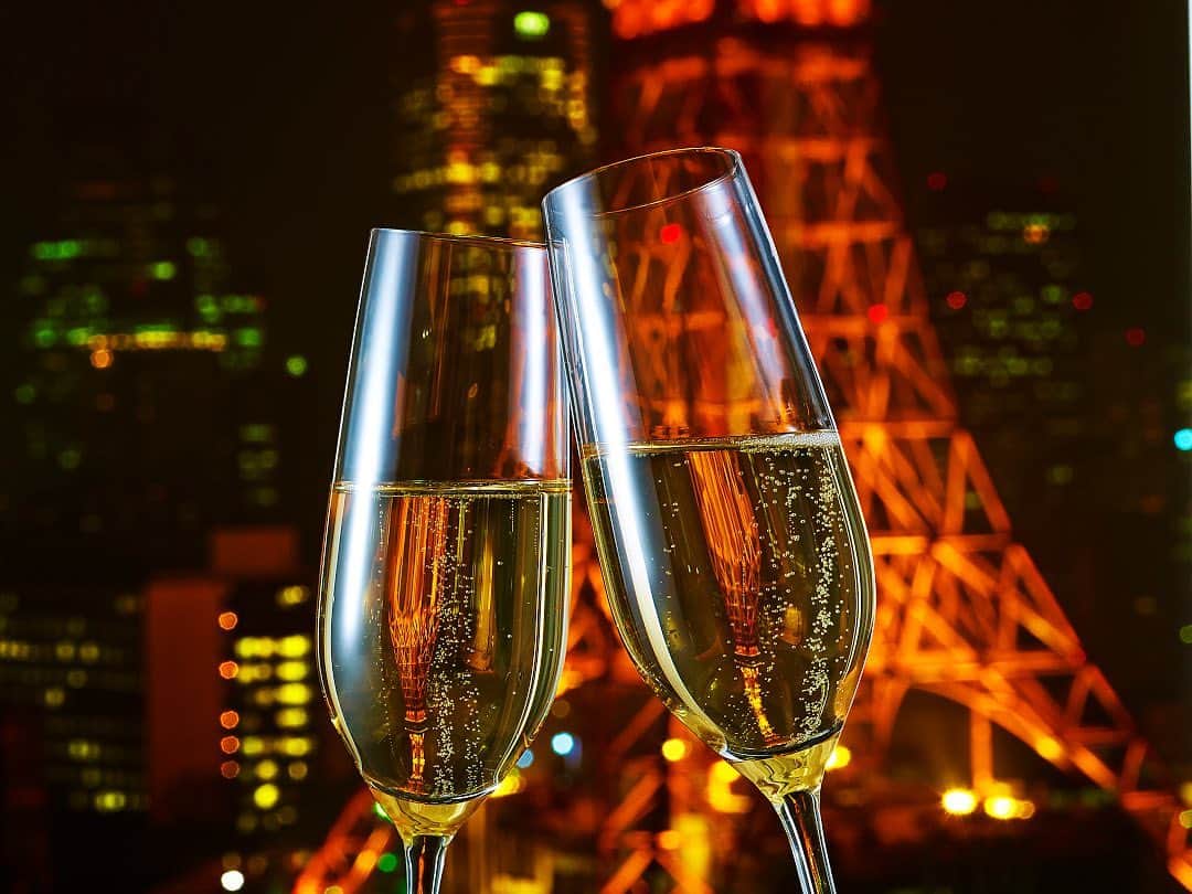 東京プリンスホテルさんのインスタグラム写真 - (東京プリンスホテルInstagram)「とっておきの記念日に、東京タワーを眺めながらシャンパンで乾杯を。⁣ ⁣ 間近で煌めくタワーの光が、大切な方との時間をより一層魅力的に演出します。⁣ ⁣ On a special anniversary, toast with champagne while viewing Tokyo Tower.⁣ ⁣ The twinkling light from the nearby tower produces a much more charming time with someone precious.⁣ ⁣ ⁣ Share your own images with tagging @tokyoprincehotel⁣ —————————————————————⁣ #東京プリンスホテル #tokyoprincehotel⁣ #プリンスホテル #princehotel⁣ ⁣ #日本 #JAPAN #東京 #tokyo⁣ ⁣ #travel #trip #travelgram #traveling #hotel #旅行 #旅 #hotels #観光 #japantravel #tokio #beautifulhotels #hotellife⁣ ⁣ #instagood #relax #癒し #幸せ #winter #リラックス #のんびり #リフレッシュ #リラックスタイム」2月28日 13時37分 - tokyoprincehotel