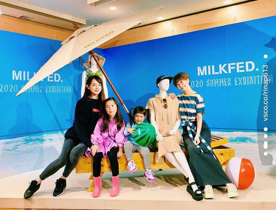 ロジャース里奈のインスタグラム：「. MILKFED. の展示会✨ . 毎回沢山の服があって 決めるの迷ってるー😂❤️ . 今回はセットアップとワンピと ペットボトルホルダー頼んだよ☺️ . . 夏物全部可愛かったー❤️❤️ . . わかちゃんありがとうー✨ . . #milkfed #milkfed展示会 #summerexhibition  #2020s」