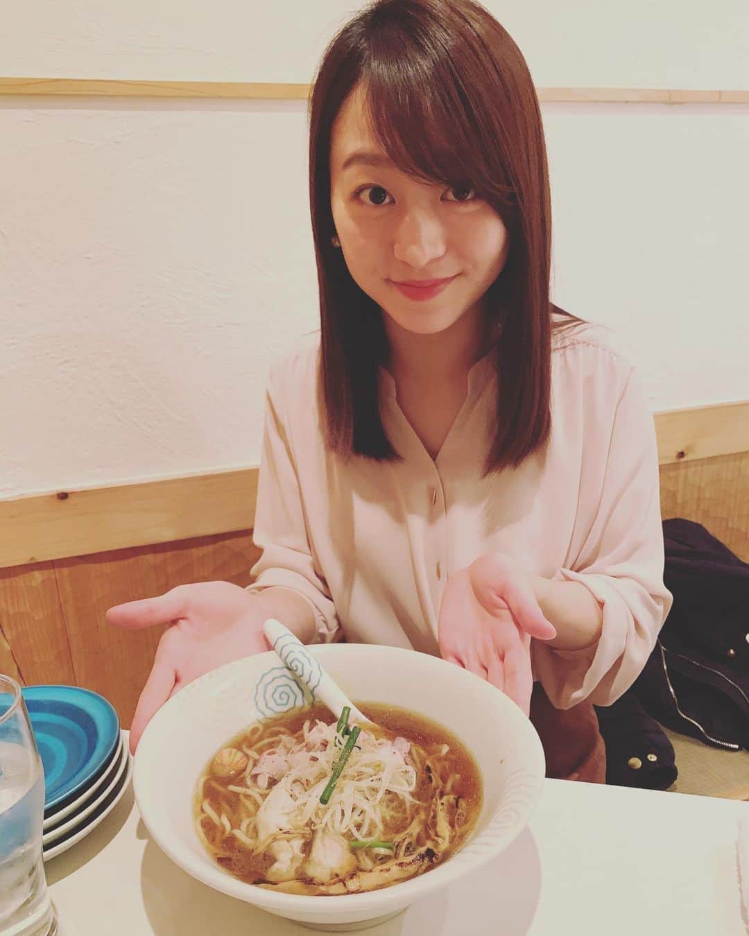 須黒清華のインスタグラム：「最近、急にラーメン🍜欲がフツフツと… OA前に片渕アナを誘って食べてきました😋 . 好きなものを出来るだけたくさん食べて体力つけて、みんなで乗り切りましょ〜‼️ 予防もしっかりと🍀 #ラーメン #ラーメン熱 #片渕茜 #wbs #ワールドビジネスサテライト」