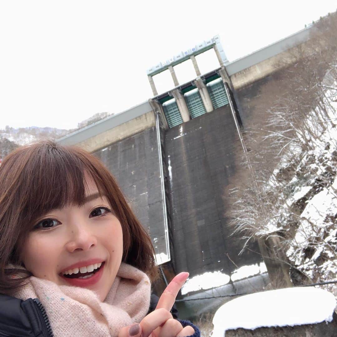 奈良岡希実子のインスタグラム：「ロケ中。寒い！晴れているかと思ったのに着いたら雪でしたわ。 #気象予報士 #ダム #にわかダム女子」