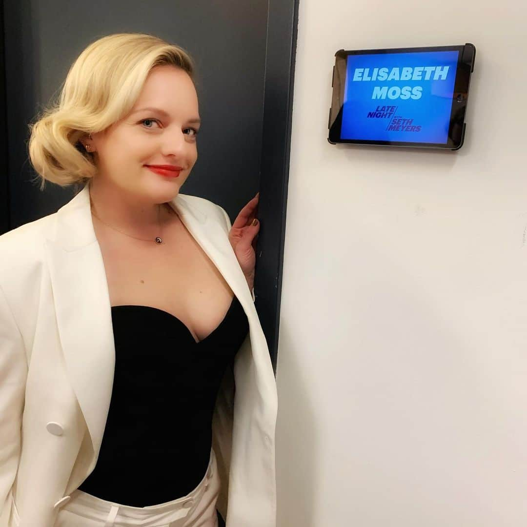 エリザベス・モスのインスタグラム：「Watch tonight @latenightseth 🌃 for the inside scoop on the stunts on @theinvisiblemanmovie and the new direction that we’re taking on #thehandmaidstale 😜💃🏼🔪#theinvisibleman」