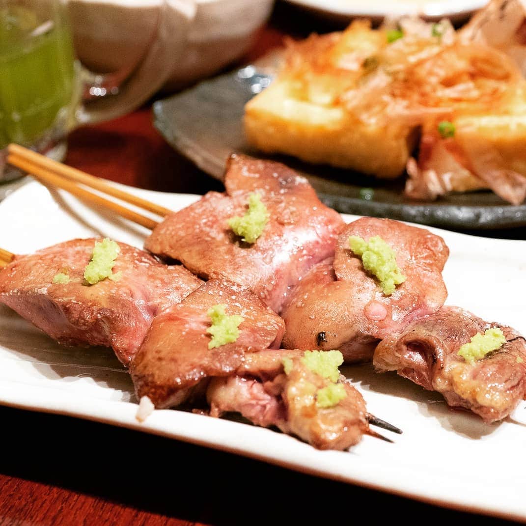 藤川奈々さんのインスタグラム写真 - (藤川奈々Instagram)「『はが屋』渋谷マークシティ真横でめちゃくちゃ流行っている焼鳥、やきとん。  こんなにふわふわなレバーは人生で食べた事がなく、何を食べても美味しい♪  もつ鍋、豚しゃぶ鍋も人気で、１階はカウンター、２階はテーブル。  ご主人、女将さんが優しい♪  また早く行けますように。。。」2月28日 14時12分 - nanayakko