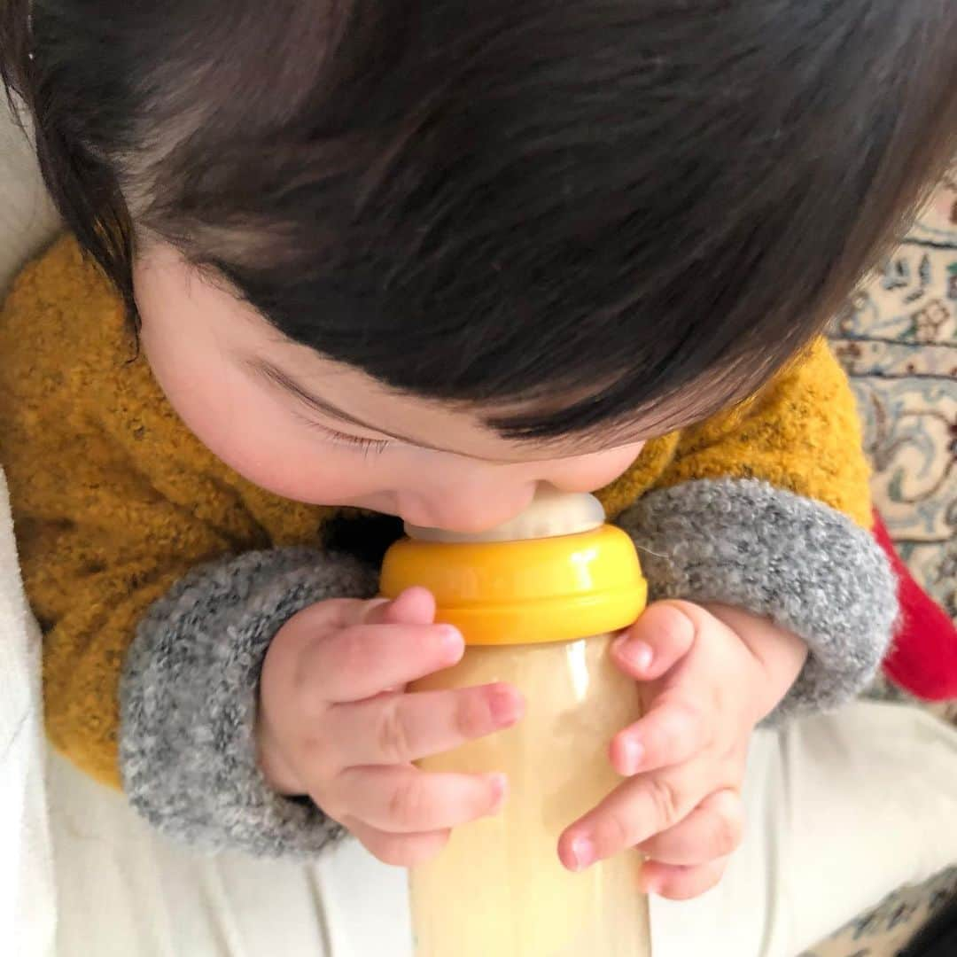 華原朋美のインスタグラム：「もうこんなしっかりと持ってミルク飲んでます🥛😍 あたしでれでれでれれれぇ〜🤤💖 #華原朋美　#べびすたぐらむ #みるく」