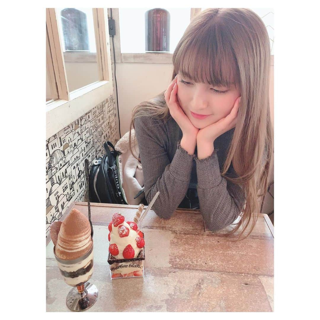 神志那結衣さんのインスタグラム写真 - (神志那結衣Instagram)「この前食べたアイスクリーム インスタ映えを求めて 行ってきた🍓🍫🍦 #ソフトクリーム　#marbreblanc #スイーツ　#sweets #icecream #福岡スイーツ　#fukuoka」2月28日 14時22分 - jiina27