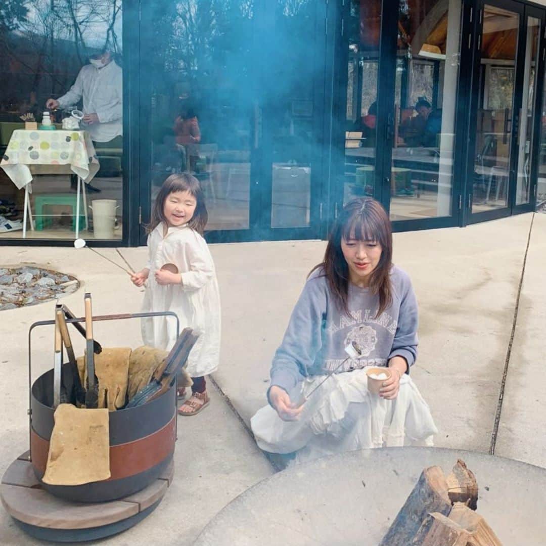 坂本美雨さんのインスタグラム写真 - (坂本美雨Instagram)「マシュマロ焦がして笑われているの図 . #トーストも餅もマシュマロも #もれなく焦がします 先日の #今日のなまこちゃん  #4歳7ヶ月 #なまこふく #suzukitakayuki」2月28日 14時22分 - miu_sakamoto