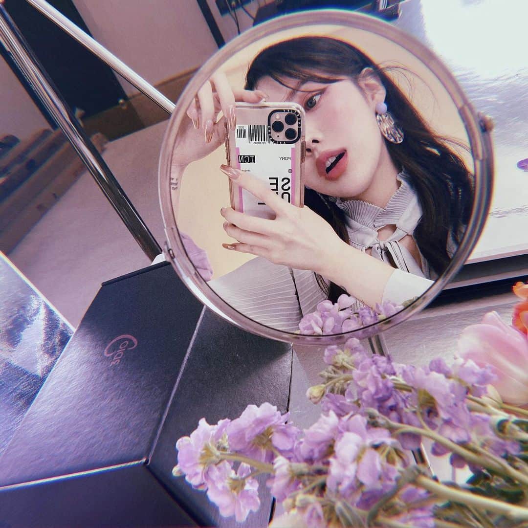 ポニーのインスタグラム：「머리 어둡게 했더니 너모나도 차가워 보이넴...🥶🌸」