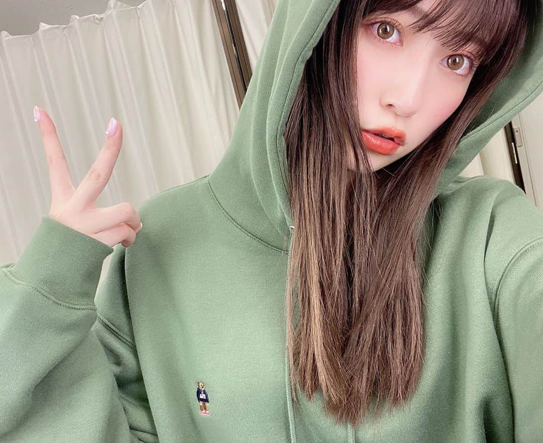 吉田朱里さんのインスタグラム写真 - (吉田朱里Instagram)「珍しく緑😟😟 #freaksstore 💚💚 . 今日のリップは @iamyukaf ちゃんプロデュースの #RICAFROSH の オランジェットってカラーに 私のプロデュースの  @bidol_official の新色 #無敵テラコッタ を重ねてみた🧡🧡🧡 . 唇の上で勝手にゆうかちゃんと コラボしましたwww . アイシャドウも #bidol の #秘密のオレンジ の左上の マットなオレンジを一色だけ使って囲みメイクして、アイライン無しでマスカラはしっかり塗ったよー！！ . これからテレビの収録なので しっかりメイクしていきます💄🤍✨ . #アカリンメイク #オレンジメイク」2月28日 14時59分 - _yoshida_akari