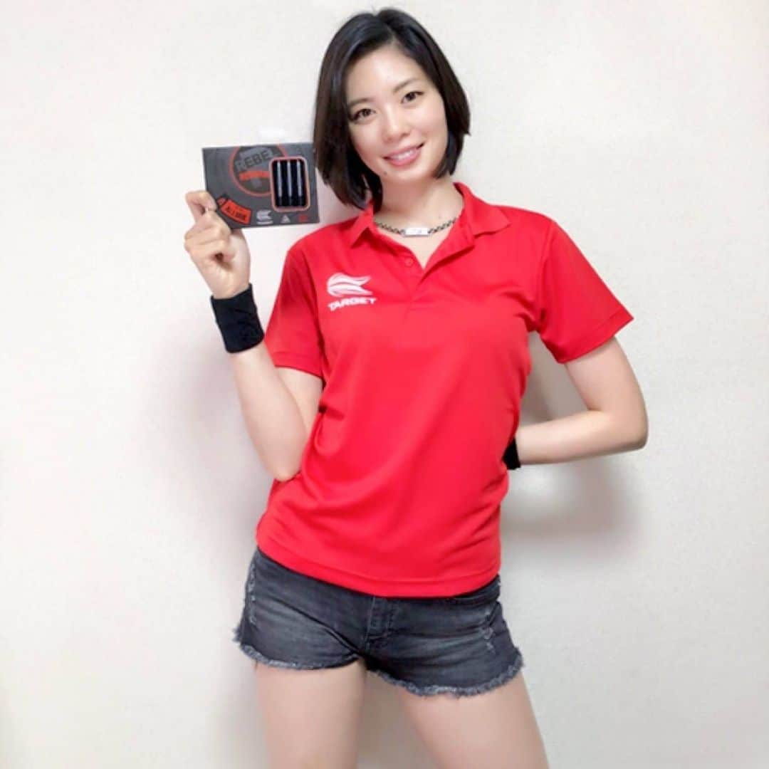 のインスタグラム：「. 私のダーツ🎯アルーア 私のショップで販売してます。  Japanese darts player Aki Tabuchi 🎯 I will upload my image at random！ Would appreciate if you could share my instagram with the people all over the world . . .  #ユニフォーム #target  #axf #ダーツ #darts #田渕亜季  #ユニフォーム女子 #プロダーツ  #AkiTabuchi #targetdarts #teamtarget #ダーツプロ」