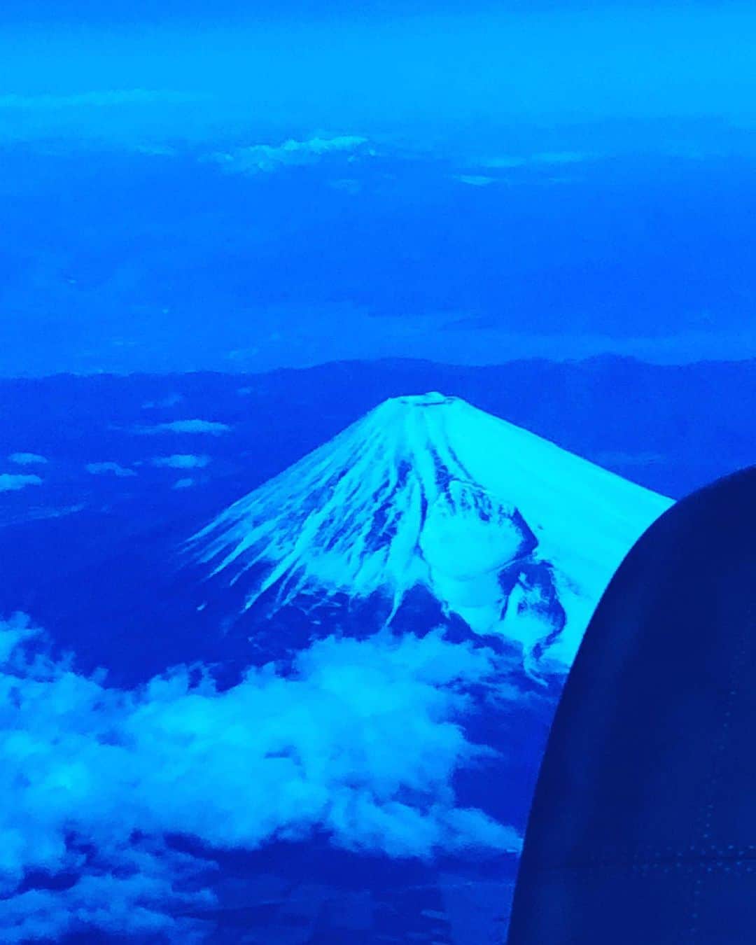 石原詢子さんのインスタグラム写真 - (石原詢子Instagram)「大阪行きの機内から。  日除けのフィルムがあったためこの色なの。  #機内から #富士山 #青くてごめんなさい #ラジオ大坂 #手をあわせました #早く収束しますように #石原詢子 #ひとり酔いたくて」2月28日 15時06分 - junko_ishihara.official