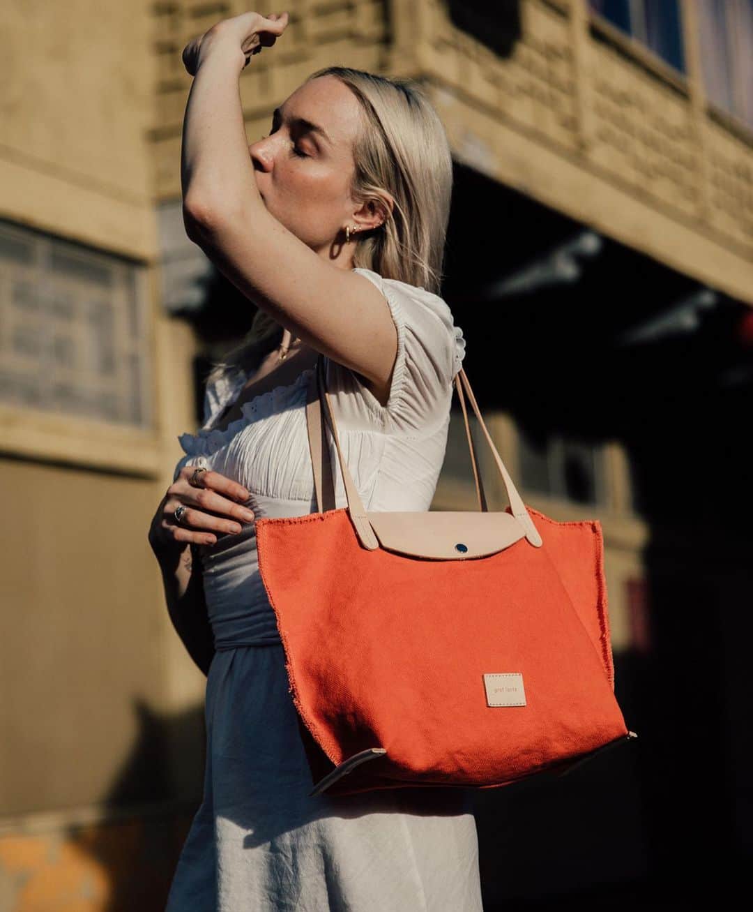 グラフ&ランツのインスタグラム：「Caught playing in the sun with our Hana Go Canvas by her side」
