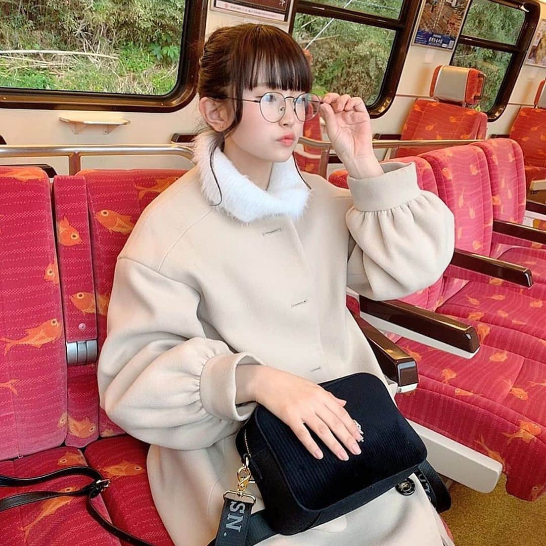 のインスタグラム：「ディズニーの電車みたいだった🚃 ・ ・ ・ #伊豆急 #静岡 #お団子ヘア #poloralphlauren #heather #gu #伊達眼鏡 #fashion」