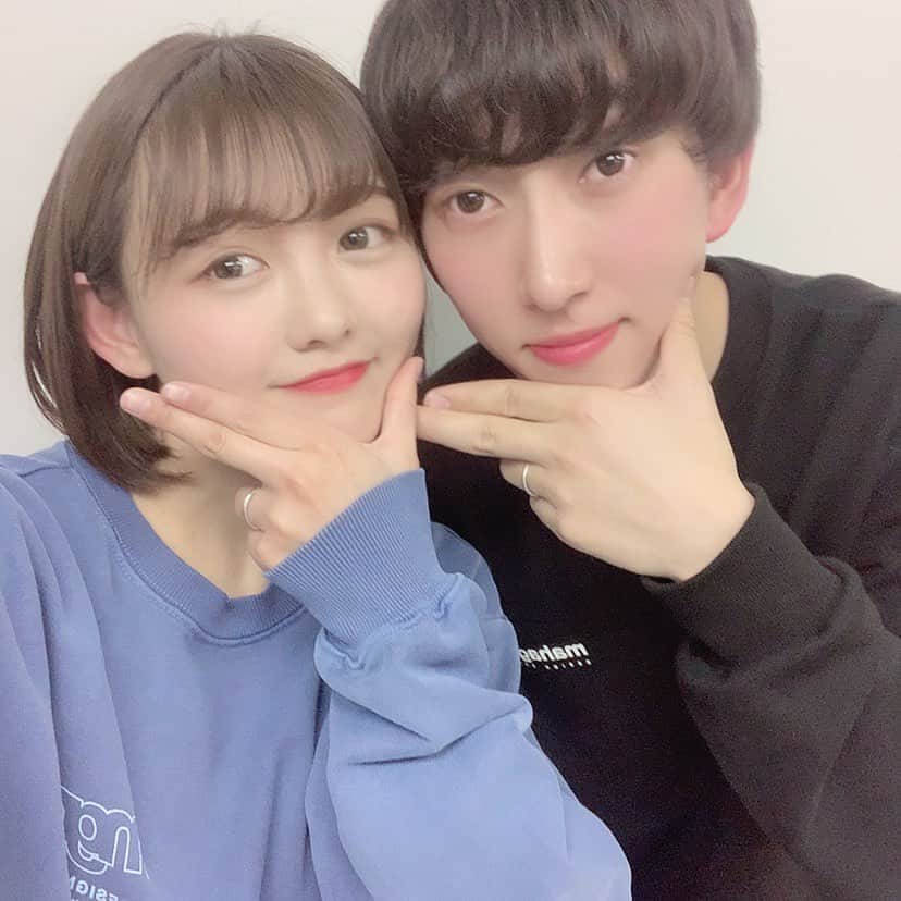 みさねのインスタグラム：「この前の久々のインスタライブ来てくれた〜？🥺❤️ ㅤ @morugi_official とコラボ企画めっちゃ楽しかった！！！！！ ㅤ ライブで着とったのは @mahagrid のスウェット✌🏻色も形もかわいい🥺 ㅤ モルジのサイトでこじみさって検索すると見れるよ🍓 ㅤ 1000円オフクーポン【LMND227MRGCP】使ってね✌🏻送料も無料らしい✌🏻2/29までじゃけ急げ〜！ ㅤ  #モルジ #mahagrid #韓国ファッション #morugi #カップル #カップルコーデ #カップルフォト #デートコーデ #ディズニーコーデ #ボブアレンジ」