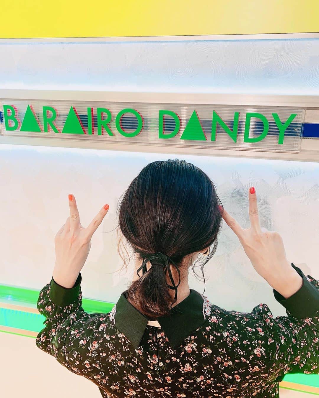 須田亜香里さんのインスタグラム写真 - (須田亜香里Instagram)「2月25日(火) TOKYO MX【#バラいろダンディ】 火曜ダンディの皆様にはもう何度かお世話になっていますが、 本当に頼もしさと面白さのバランスが絶妙すぎてお会いするのがいつも楽しみ！ . . この日は珍しく膝上の丈のワンピ。 襟のビジューも含めて可愛すぎワンピでした。 @kohslickcurro . . #花柄ワンピ #ヘアアレンジ #インナーカラー #革紐アレンジ #セルフネイル #シロップネイル」2月28日 20時44分 - akarisuda