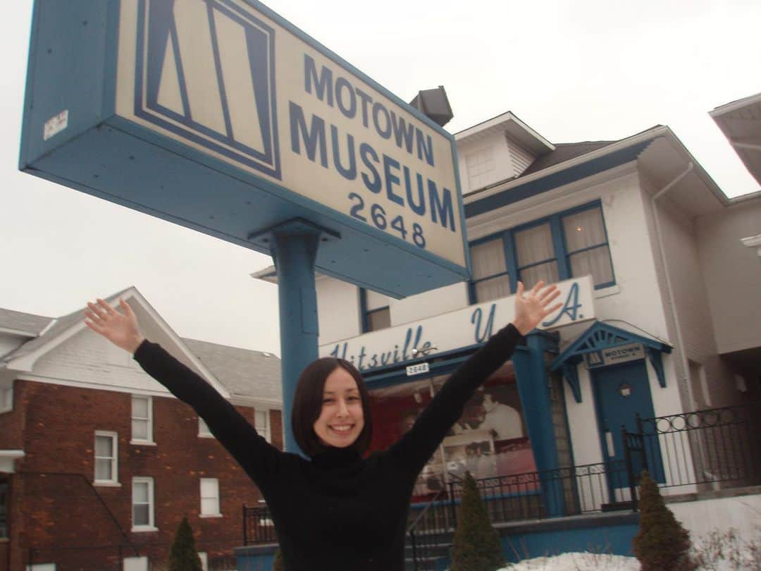 のインスタグラム：「2007年の今日！@motownmuseum  当時（23歳🙈）帰国して書いた文章もご興味あれば👇  ロックを愛する私がソウルミュージックに興味を持ったのは昨年秋のこと。大御所、元サム＆デイヴのサム・ムーアとの出会いでした。彼のライヴをブルーノートで観たとき私には全く縁がないはずの時代、国、人種、そして彼の人生を垣間見た気がしました。 初めて聴いた曲なのに、その魂の歌声は強く胸に響き、自然と涙がぽろぽろとこぼれました。  72歳の彼は私に教えてくれました。「今でこそR&B、ソウルと呼ばれている黒人音楽、最初は名前なんかなかったんだ。誰も聴いたことのない音楽だったからね。だから僕たちはこれはルーツミュージックと呼んでいたんだよ」 まさしく彼らの起源を感じた音楽が遠い日本に住む若い私の心をこんなにも揺さぶったのは欲や愛、悲しみや喜び、色々な感情が詰まっている人間らしい音楽だったからではないかなと思いました。  その日以来、ソウルに興味を持った私はソウルミュージック発祥の地、アメリカ・デトロイトにあるモータウン博物館の存在を知りました。R&B、ソウルファン、いや、音楽ファンなら一度は行ってみたい、でも遠くてなかなか行けない...歴史的レコーディングがたくさん行われたモータータウンにあるミュージアム。  雪が残るアメリカ・デトロイト、2月最後の日。「博物館」は家々が並ぶ通りに佇む「一軒家」でした。中に入ってチケットをgetし、2階へ。エレベーターが開くとそこには「welcome!僕が案内するよ」と明るいスマイルのガイドさん。  2階はたくさんのレコードジャケットや写真が展示されている部屋。 THE JACKSON 5, Marvin Gaye, Diana Ross & The Supremes, Stevie Wonder, The Temptationsなどなど！ モータウンレーベルを代表するアーティスト達の黄金期が、時が止まったように存在していました。 「これらは全て貴重な資料だよ！でも、ここで一番値打ちがあるのは...」と、彼が指差したガラスケースの中には黒い帽子とキラキラのダイアモンドが散りばめられた手袋。「帽子の中に持ち主の名前が書いてあるから見てごらん」と言われ覗いてみると、Michal Jacksonの名が刺繍されていました！「泥棒がきたらこれだけは守るね」とガイドさん、ユーモアたっぷり。  1959年から1972年までの13年間、今で言う年中無休だったというこのスタジオ。アーティスト達の憩いの場だったというキッチン。レコーディング中のスティービーワンダーが好んで食べたというチョコスティックバーがある販売機。秘書の小さな机に置いてある三台の電話機。博物館となった今もそこにはまだパッションが残っている気がしました。  数々の名曲がレコーディングされた地下のスタジオ。 皆、ここで、その歌声を永遠のものにしたんです。  スティービーが弾いたピアノ。このピアノに座りながら彼はどんな気持ちで、どの曲を歌ったのだろう。  興奮しました、魂の音楽＝ソウルミュージック発祥の地に来られたこと。その歴史に少しだけ触れられた気がしたこと。 けれど同時に忘れてはならない、その華々しい成功の裏の様々な苦労を知ることもできました。  黒人への差別意識が根強く残っていた当時のアメリカ。音楽にも存在していた差別。白人文化にクロスオーバーさせるためのモータウンレーベル創立者のベリーゴーディーJr.の挑戦。 でも良いものは良いと受け入れたアメリカの、音楽が人種を超えた歴史的な時。その時代、文化に触れられるわけもないほど若く、遠い日本に住む私がアメリカの小さなお家の素朴なスタジオで決して関係無くはない、人の心、矛盾、差別、そして音楽の力について学べた見学でした。  ソウルミュージック、心から湧き出る思いを正直に綴った歌は色々な物や思想が変わった21世紀も私達の心に響くと思います。 だって国は違えど同じ人間、笑ったり泣いたり、夢を見たり、昔からずっと変わらないでしょう？」
