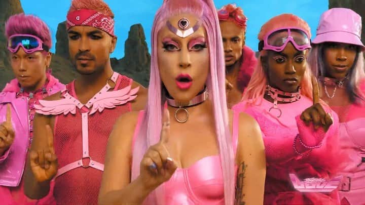 ニコラ・フォルミケッティのインスタグラム：「🪐 feels so good to be back again! Let the new era begin @ladygaga #lg6 💘 #stupidlove video directed by @danielaskill , fashion direction by me , choreography by @richysquirrel ,  hair @fredericaspiras , make up @sarahtannomakeup , nails @mihonails , styling @marta.del.rio , everything @wanaynay 💘💘💘💘 🪐 #chromatica #kindnesspunk  #shotoniphone check out the video ➡️ LINK IN BIO 🔼」