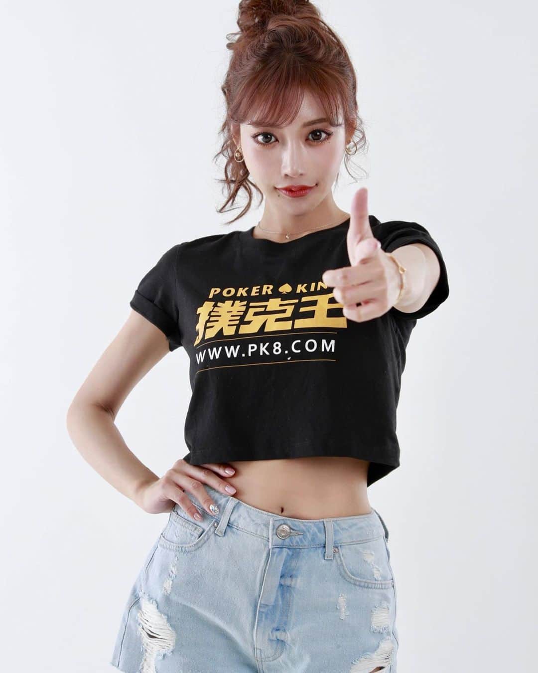 明日花キララのインスタグラム：「少しの間フィリピンでお仕事していました🇵🇭🍌🦧 その間日本は新型コロナウイルスでイベントが中止になったりと大変な状況になっていますね😿😿 みんなに会えなくなってしまいとても悲しいけれど協力しあって早期収束することを願っています👏 一刻も早く皆さまに会えますように.. . . 我在菲利宾参加博彩活动做荷官。 虽然是第一次，没有经验，但是发现自己很喜欢这个工作👸🏻❤︎ 这里的气候温暖，人也很温和，我喜欢上了菲利宾的马尼拉这个城市😘 .  I like being a dealer in the Philippines. . Even tho this is my first time, but I do like it a lot. The weather in Manila is mild and the people are nice.  This is why I love Manila so much.😘」