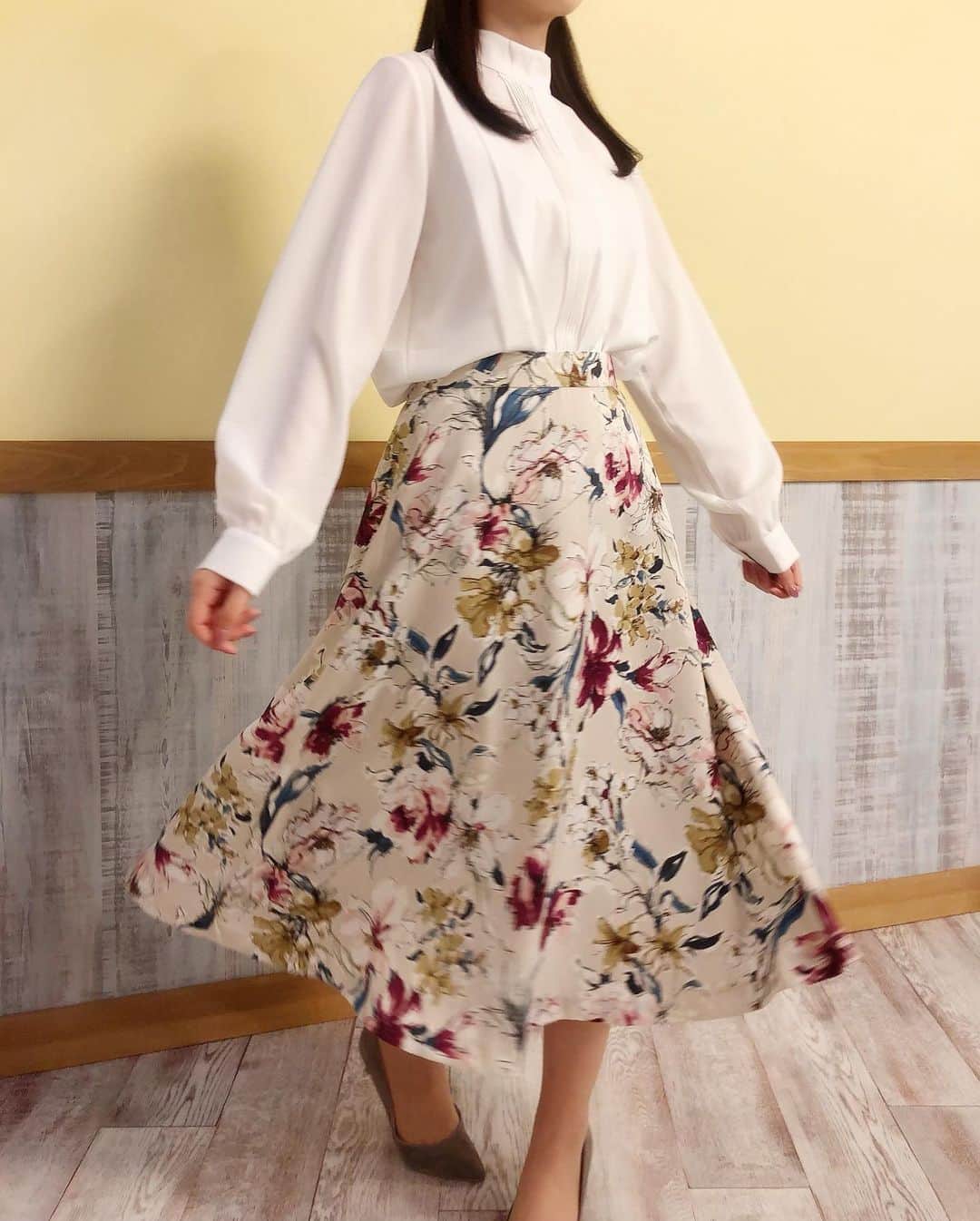 唐川美音さんのインスタグラム写真 - (唐川美音Instagram)「なないろスパイス衣装👗 2月22日の放送は、 YECCAVECCAさんすて岡山店から お借りしました♪ 大好きすぎる組み合わせ💕 上品なデザインの花柄スカートは 一目惚れして購入☺️✨ ブラウスも合わせやすくて、 これからの季節重宝しそうです(*´꒳`*) * * * 2枚目の写真、今回の衣装が好きすぎて 思わずモデルさん風に撮ってみましたが、 なんだか違和感…笑 スカートは3色あってどれも素敵でした〜😳✨ いつも素敵な衣装をありがとうございます🌹  明日の「ななスパ」もぜひご覧ください🌼 テレビせとうち7ch 午前11時〜 * -----＊-----＊-----＊-----＊----- #yeccavecca #YECCAVECCA #なないろスパイス #衣装 #提供 #春コーデ #白ブラウス #花柄スカート #一目惚れ #早く春よ来い」2月28日 16時05分 - mio_karakawa