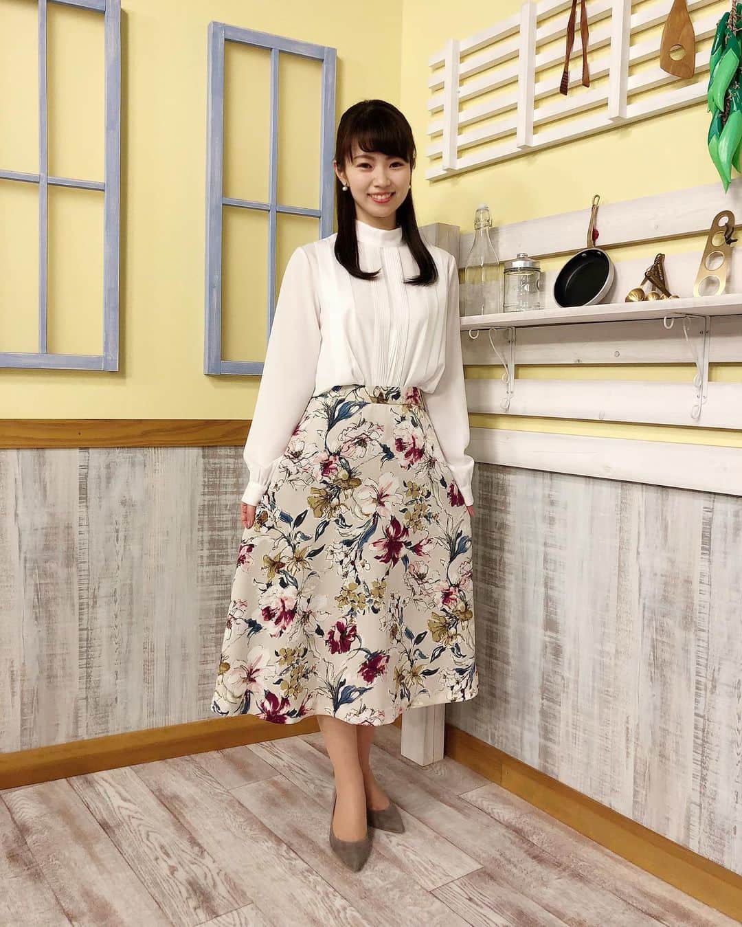 唐川美音さんのインスタグラム写真 - (唐川美音Instagram)「なないろスパイス衣装👗 2月22日の放送は、 YECCAVECCAさんすて岡山店から お借りしました♪ 大好きすぎる組み合わせ💕 上品なデザインの花柄スカートは 一目惚れして購入☺️✨ ブラウスも合わせやすくて、 これからの季節重宝しそうです(*´꒳`*) * * * 2枚目の写真、今回の衣装が好きすぎて 思わずモデルさん風に撮ってみましたが、 なんだか違和感…笑 スカートは3色あってどれも素敵でした〜😳✨ いつも素敵な衣装をありがとうございます🌹  明日の「ななスパ」もぜひご覧ください🌼 テレビせとうち7ch 午前11時〜 * -----＊-----＊-----＊-----＊----- #yeccavecca #YECCAVECCA #なないろスパイス #衣装 #提供 #春コーデ #白ブラウス #花柄スカート #一目惚れ #早く春よ来い」2月28日 16時05分 - mio_karakawa