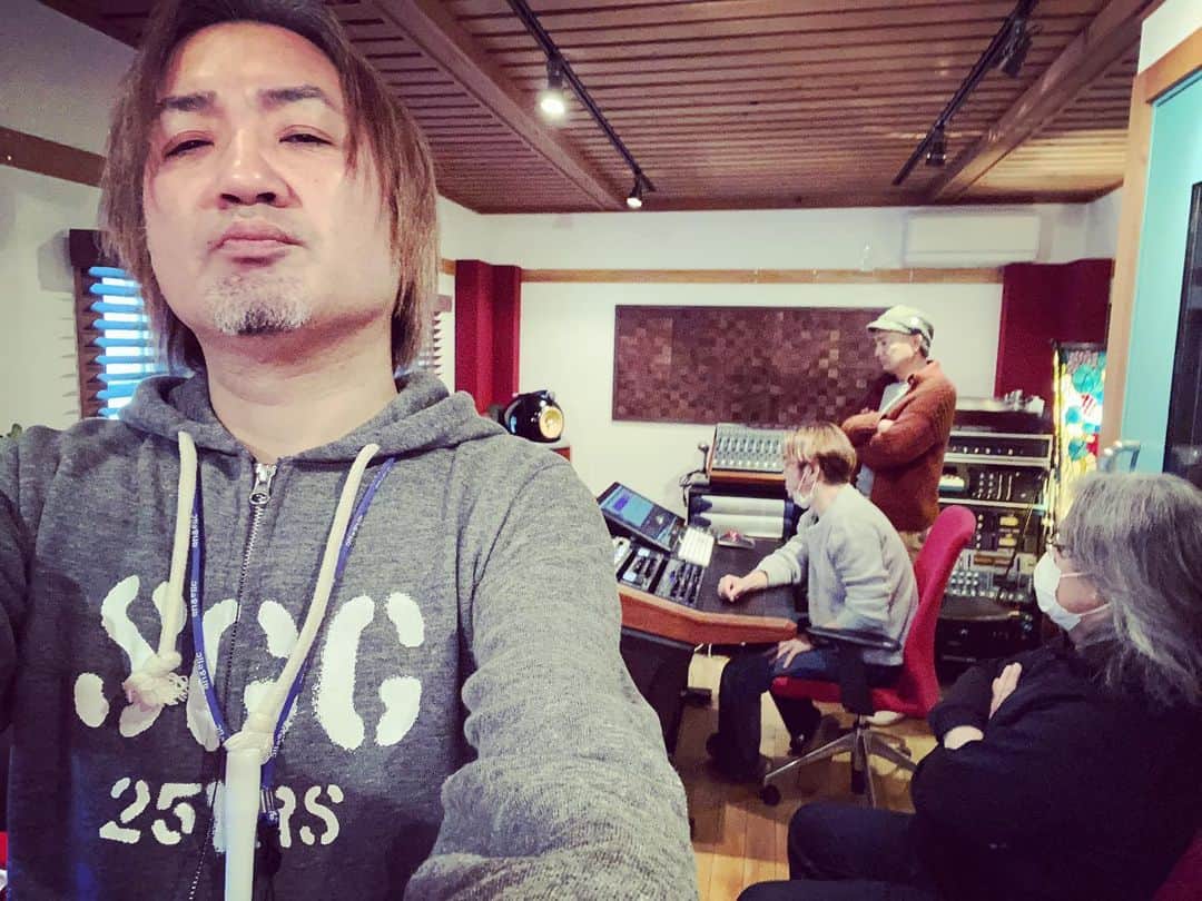 たちばな哲也のインスタグラム：「SGG Rec day24﻿ 本日もマスタリングの続き。﻿ 昨日先生の後ろ姿をUPしただけでマスタリング先生が誰なのかすぐバレてましたが(^_^;)﻿ ﻿ 今日も順調に進んでおります！﻿ #sggjp」