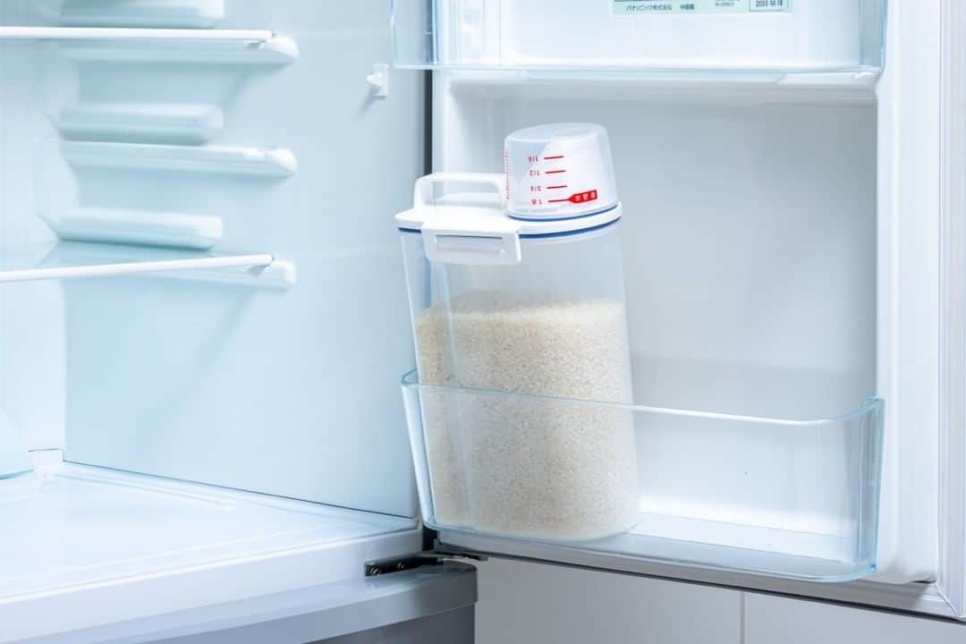 カインズさんのインスタグラム写真 - (カインズInstagram)「お米の保存場所として最適なのは、実は「冷蔵庫」というのをご存知ですか。10℃程度の温度で湿度が低く、日の当たらない場所がお米にとってベストな環境だからです。 そこで、冷蔵庫保存にも便利な『鮮度を保つ密閉米びつ 冷蔵庫用』ができました。従来の密閉米びつ同様、湿気・酸化を防ぐブルーのパッキンがお米の鮮度を保ち、美味しさをしっかり守ります。タテ置きにもヨコ置きにもできるので、冷蔵庫の空きスペースを活用できますね。 また、『引出し用』は高さを抑えて冷蔵庫の野菜室や収納庫にスッキリ収まる6kgと12kgの2サイズ。目盛りのわかりやすい計量カップ付きです。 . 鮮度を保つ密閉米びつ 2kg 冷蔵庫用 価格 598円(税込) . 鮮度を保つ密閉米びつ 引出し用 6kg/12kg 価格 980～1,280円(税込) . 詳しくはこちら https://www.cainz.com/shop/g/g4549509612797/ . ※一部店舗によりお取り扱いがない場合がございます。ご了承ください。 . #米びつ #密閉容器 #冷蔵庫 #引き出し #保存 #保存容器 #保管 #お米 #パッキン #計量カップ #ricebox #storagecontainer #refrigerator #drawer #rice #cainz #cainzhome #カインズ #カインズホーム #くらしにららら」2月28日 16時02分 - cainz_official