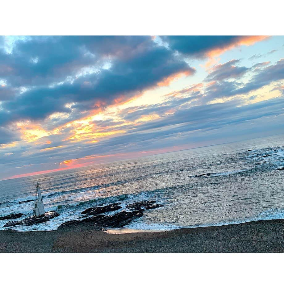 百合華さんのインスタグラム写真 - (百合華Instagram)「Fantastic morning hot spring time ♨️✨ #japan #日本 #茨城 #大洗 #大洗温泉 #幻想的 #朝風呂 #温泉 #温泉タイム #朝の温泉 #sunrise  #朝日 #朝陽 #波 #波音 #癒し」2月28日 16時03分 - yurika.lovelily