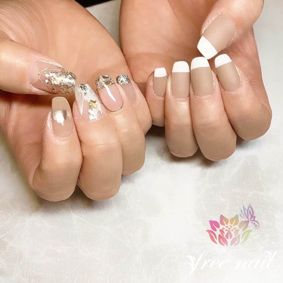 free nail フリーネイルのインスタグラム：「. お客様ネイル💅🏻❄️ . アシメネイル🎭✨ . トレンドスクエアネイル💠✨ . スワイプして動画も見てね⇨☝︎🎬✨ . ご来店ありがとうございました🙇🏻‍♀️🙇🏻‍♀️🙇🏻‍♀️💗 . #ネイルアート #ジェルネイル #ネイルサロン #大阪ネイルサロン #ネイルデザイン #ネイルチェンジ #アシンメトリーネイル #アシメネイル #ミラーネイル #ニュアンスネイル #マットネイル #ベージュネイル #クリアネイル #デザインネイル #トレンドネイル #シンプルネイル #大人ネイル #冬ネイル #winternails #nailsart #nailsdid #美甲 #日式美甲 #日式美甲胶 #日本美甲师 #日本美甲老师 #美甲上课 #日本胶 #フリーネイル #freenail」
