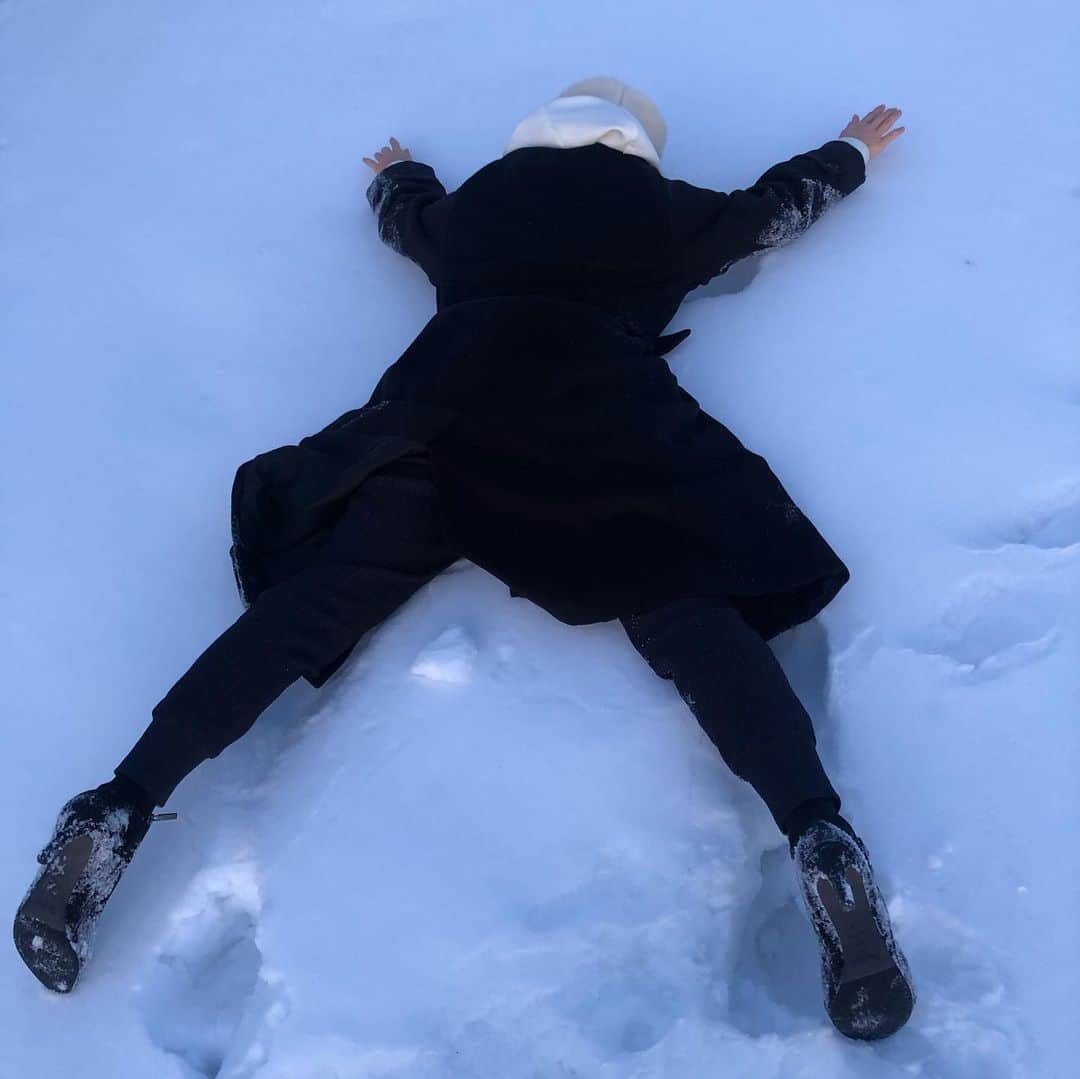 佐伯紅緒さんのインスタグラム写真 - (佐伯紅緒Instagram)「楽しかったので再掲します。 釧路に来て真っ先にやったこと。 ゆきだおれ。 夏に行ったら釧路湿原でまた同じことしようと思ってます。  #釧路　#北海道　#白糠町　#アイヌ」2月28日 16時18分 - beniosaeki