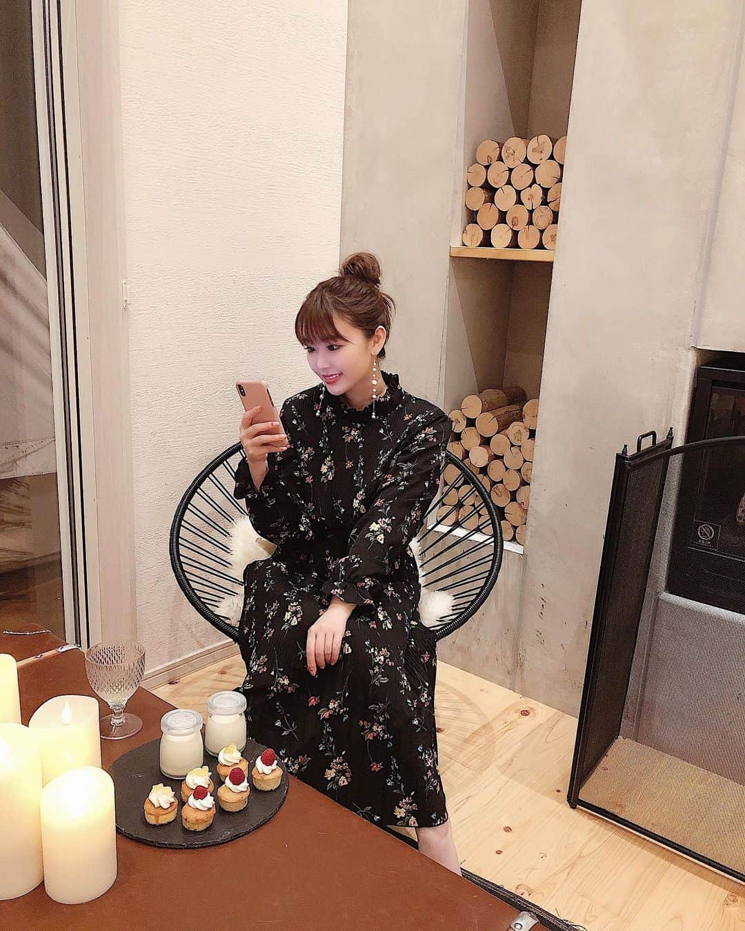 藤川沙弥のインスタグラム：「𓇠𓇢 𓆸𓆸﻿ ﻿ 素敵スポットでの撮影 𓎤 ܀ また詳しくpostします✍🏻♥︎﻿ ﻿ そんな休憩たいむ😋﻿ ﻿ 移動が多い日は楽ちんな﻿ ワンピばっかり着ちゃう👗﻿ ﻿ @fifth_store ←60%off﻿ ﻿ ﻿ ﻿ ﻿ #fifth#fifthtl#フィフス﻿ #ハーフネック小花柄プリーツワンピース﻿ #フェミニン#ワンピース#花柄ワンピース﻿ #平均身長コーデ#ワンピースコーデ#春コーデ﻿」