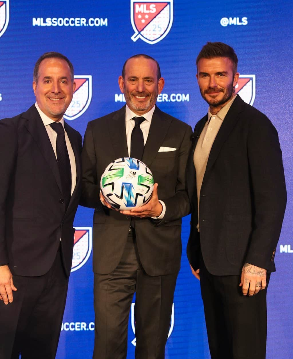 デビッド・ベッカムさんのインスタグラム写真 - (デビッド・ベッカムInstagram)「Proud to be a part of the @MLS 25th anniversary celebrations in New York. Thank you to @thesoccerdon for all of your support, 3 days to go @intermiamicf 🙌🏻」2月28日 16時23分 - davidbeckham