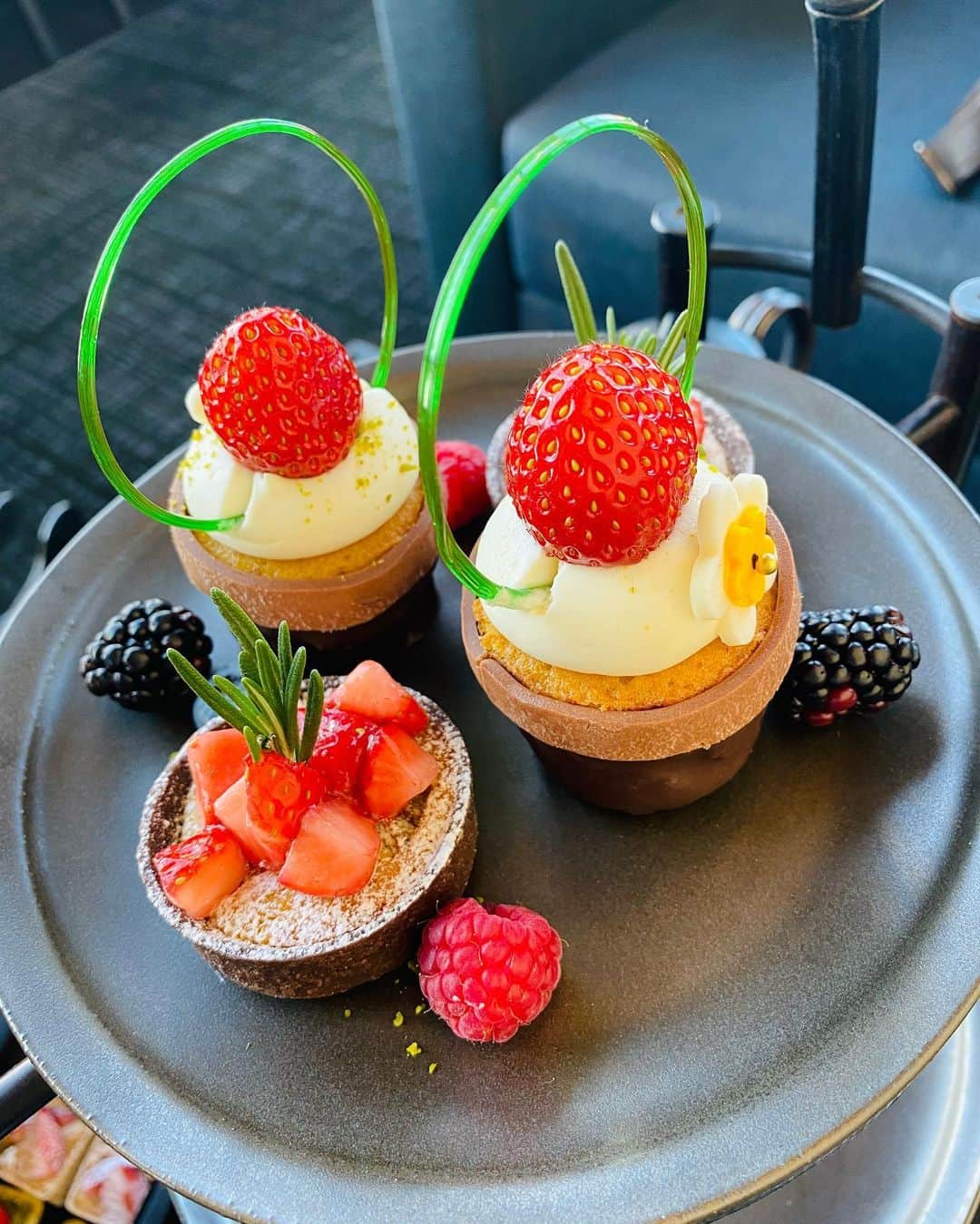 松山まなかさんのインスタグラム写真 - (松山まなかInstagram)「#アマン東京　#アフタヌーンティー　#afternoontea #strawberry #苺　#veryberrygarden #sweets #スィーツ女子 #マラソン女子」2月28日 16時32分 - manakamatsuyama