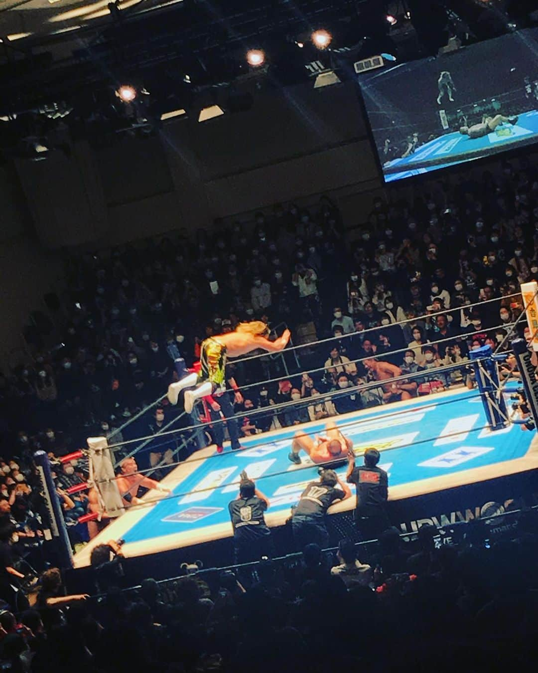 益子寺かおりさんのインスタグラム写真 - (益子寺かおりInstagram)「先日の #新日本プロレス #中西学引退記念大会 ！お仕事バタバタな日で、ほぼ諦めてたけど、メインの中西学選手の引退試合だけギリギリガールズで間に合ったわ…！！ ・ わたしがプロレスをおナマで見始めた2008年頃は、ちょうど「プロレス氷河期」と言われていた時期で。 ・ その時期をぐいぐい引っ張っていらっしゃった一人、中西選手。そしてその時代を共に駆け抜けた「第三世代」と言われる永田選手、天山選手、小島選手とともに、棚橋選手、後藤選手、オカダ選手、飯伏選手という次世代の選手との対決となった。もう、この8名がリングに並んだ瞬間、いろんなことを思い出して涙が出た……。 ・ 体が思うように動かなくなってもリングに立ち続ける選手もいれば、まだ体が動くうち「強さを見せられるうちに」引退を望む選手もいる。中西選手は後者でらっしゃったのかな。 ・ 実際に、中西選手は引退試合で「強さ」を存分に見せ付けてらっしゃった。相手の選手たちの必殺技を全部受け止め、それでも立ち上がり、最後は棚橋選手からのハイフライフローでフィニッシュ。。。お見事すぎて号泣。 ・ 実際のところ、プロレスって「技を受ける」という美学があるスポーツだから、プロレスラーのみなさんって身体的に無茶なことをしてらして。。だから一見わからなくても体がボロボロになっている選手はたくさんいるという。 ・ 中西選手も一見「まだ全然闘える気がするのにな…」なんて思ったりもするけれど、そこはご本人にしかわからない部分。過去に大怪我もされていたし、自分たちが見えている以上に無理されていた状態だったのかもしれない。 ・ そして試合を終え、大事MANな引退セレモニーの時に方向を間違えて正面向かずにお尻向けちゃうチャーミングさ…！笑　 中西選手っぽさが滲み出てて、可愛い！と笑い泣きしてしまった。 ・ 長州力選手、坂口征二選手、馳浩選手、藤波選手もセレモニーに登壇。その錚々たるレジェンド達の登壇に、レスリングでオリンピックにも出場したキャリアや27年間の歴史も改めて感じたのでした。 ・ 中西選手が「これだけはと思って」と最後に言ったという、恩人である、天国にいるマサ斎藤さんの言葉「プロレスを１回やったら死ぬまでプロレスラー」という言葉も、すごく滲みたナァ。。。 ・ 強くて、大きくて、心優しい野人・中西選手、27年間本当にお疲れ様でした！！そして心からありがとうございました。 ・ #かおりのプロレス姦戦記  #中西学引退記念大会  #中西学 選手　#新日本プロレス  #プロレスおナマ姦戦色々イッてるのに #ナカナカ投稿できてない… #小出しに投稿します #ベッドイン　#bedin」2月28日 16時27分 - kaori_masuco