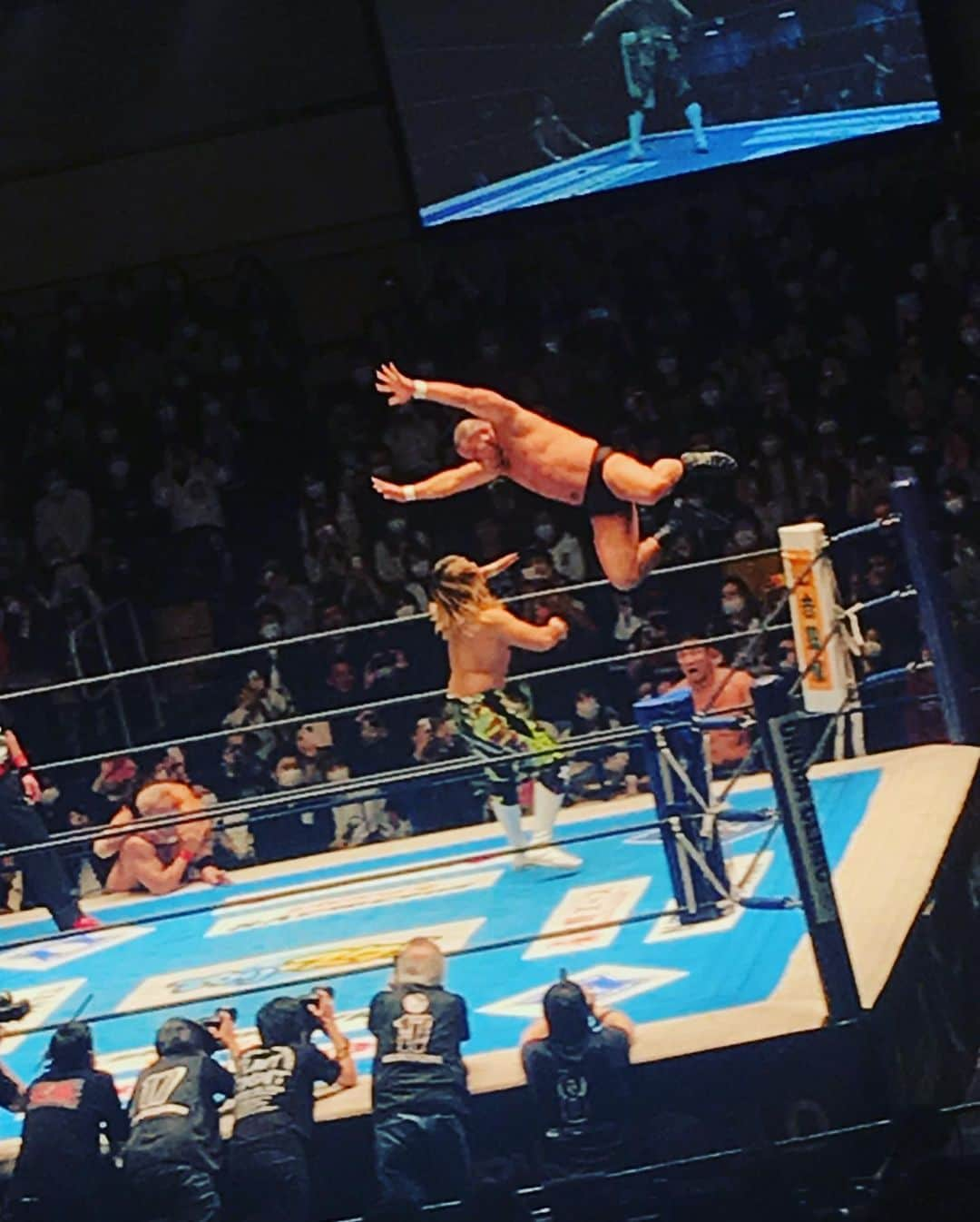 益子寺かおりさんのインスタグラム写真 - (益子寺かおりInstagram)「先日の #新日本プロレス #中西学引退記念大会 ！お仕事バタバタな日で、ほぼ諦めてたけど、メインの中西学選手の引退試合だけギリギリガールズで間に合ったわ…！！ ・ わたしがプロレスをおナマで見始めた2008年頃は、ちょうど「プロレス氷河期」と言われていた時期で。 ・ その時期をぐいぐい引っ張っていらっしゃった一人、中西選手。そしてその時代を共に駆け抜けた「第三世代」と言われる永田選手、天山選手、小島選手とともに、棚橋選手、後藤選手、オカダ選手、飯伏選手という次世代の選手との対決となった。もう、この8名がリングに並んだ瞬間、いろんなことを思い出して涙が出た……。 ・ 体が思うように動かなくなってもリングに立ち続ける選手もいれば、まだ体が動くうち「強さを見せられるうちに」引退を望む選手もいる。中西選手は後者でらっしゃったのかな。 ・ 実際に、中西選手は引退試合で「強さ」を存分に見せ付けてらっしゃった。相手の選手たちの必殺技を全部受け止め、それでも立ち上がり、最後は棚橋選手からのハイフライフローでフィニッシュ。。。お見事すぎて号泣。 ・ 実際のところ、プロレスって「技を受ける」という美学があるスポーツだから、プロレスラーのみなさんって身体的に無茶なことをしてらして。。だから一見わからなくても体がボロボロになっている選手はたくさんいるという。 ・ 中西選手も一見「まだ全然闘える気がするのにな…」なんて思ったりもするけれど、そこはご本人にしかわからない部分。過去に大怪我もされていたし、自分たちが見えている以上に無理されていた状態だったのかもしれない。 ・ そして試合を終え、大事MANな引退セレモニーの時に方向を間違えて正面向かずにお尻向けちゃうチャーミングさ…！笑　 中西選手っぽさが滲み出てて、可愛い！と笑い泣きしてしまった。 ・ 長州力選手、坂口征二選手、馳浩選手、藤波選手もセレモニーに登壇。その錚々たるレジェンド達の登壇に、レスリングでオリンピックにも出場したキャリアや27年間の歴史も改めて感じたのでした。 ・ 中西選手が「これだけはと思って」と最後に言ったという、恩人である、天国にいるマサ斎藤さんの言葉「プロレスを１回やったら死ぬまでプロレスラー」という言葉も、すごく滲みたナァ。。。 ・ 強くて、大きくて、心優しい野人・中西選手、27年間本当にお疲れ様でした！！そして心からありがとうございました。 ・ #かおりのプロレス姦戦記  #中西学引退記念大会  #中西学 選手　#新日本プロレス  #プロレスおナマ姦戦色々イッてるのに #ナカナカ投稿できてない… #小出しに投稿します #ベッドイン　#bedin」2月28日 16時27分 - kaori_masuco