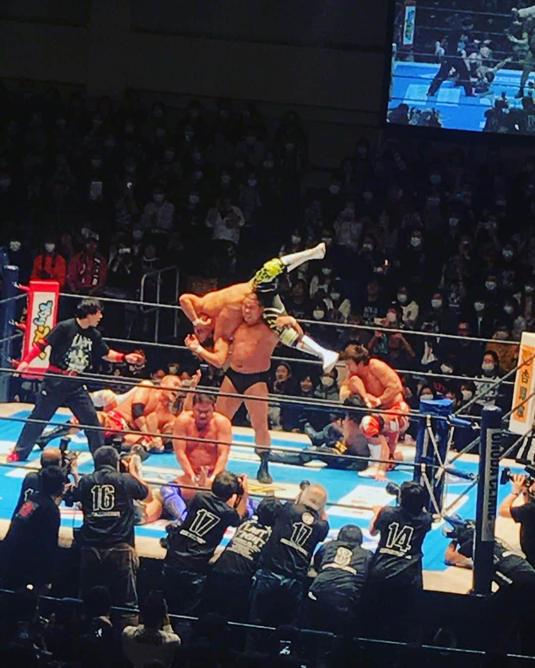 益子寺かおりさんのインスタグラム写真 - (益子寺かおりInstagram)「先日の #新日本プロレス #中西学引退記念大会 ！お仕事バタバタな日で、ほぼ諦めてたけど、メインの中西学選手の引退試合だけギリギリガールズで間に合ったわ…！！ ・ わたしがプロレスをおナマで見始めた2008年頃は、ちょうど「プロレス氷河期」と言われていた時期で。 ・ その時期をぐいぐい引っ張っていらっしゃった一人、中西選手。そしてその時代を共に駆け抜けた「第三世代」と言われる永田選手、天山選手、小島選手とともに、棚橋選手、後藤選手、オカダ選手、飯伏選手という次世代の選手との対決となった。もう、この8名がリングに並んだ瞬間、いろんなことを思い出して涙が出た……。 ・ 体が思うように動かなくなってもリングに立ち続ける選手もいれば、まだ体が動くうち「強さを見せられるうちに」引退を望む選手もいる。中西選手は後者でらっしゃったのかな。 ・ 実際に、中西選手は引退試合で「強さ」を存分に見せ付けてらっしゃった。相手の選手たちの必殺技を全部受け止め、それでも立ち上がり、最後は棚橋選手からのハイフライフローでフィニッシュ。。。お見事すぎて号泣。 ・ 実際のところ、プロレスって「技を受ける」という美学があるスポーツだから、プロレスラーのみなさんって身体的に無茶なことをしてらして。。だから一見わからなくても体がボロボロになっている選手はたくさんいるという。 ・ 中西選手も一見「まだ全然闘える気がするのにな…」なんて思ったりもするけれど、そこはご本人にしかわからない部分。過去に大怪我もされていたし、自分たちが見えている以上に無理されていた状態だったのかもしれない。 ・ そして試合を終え、大事MANな引退セレモニーの時に方向を間違えて正面向かずにお尻向けちゃうチャーミングさ…！笑　 中西選手っぽさが滲み出てて、可愛い！と笑い泣きしてしまった。 ・ 長州力選手、坂口征二選手、馳浩選手、藤波選手もセレモニーに登壇。その錚々たるレジェンド達の登壇に、レスリングでオリンピックにも出場したキャリアや27年間の歴史も改めて感じたのでした。 ・ 中西選手が「これだけはと思って」と最後に言ったという、恩人である、天国にいるマサ斎藤さんの言葉「プロレスを１回やったら死ぬまでプロレスラー」という言葉も、すごく滲みたナァ。。。 ・ 強くて、大きくて、心優しい野人・中西選手、27年間本当にお疲れ様でした！！そして心からありがとうございました。 ・ #かおりのプロレス姦戦記  #中西学引退記念大会  #中西学 選手　#新日本プロレス  #プロレスおナマ姦戦色々イッてるのに #ナカナカ投稿できてない… #小出しに投稿します #ベッドイン　#bedin」2月28日 16時27分 - kaori_masuco