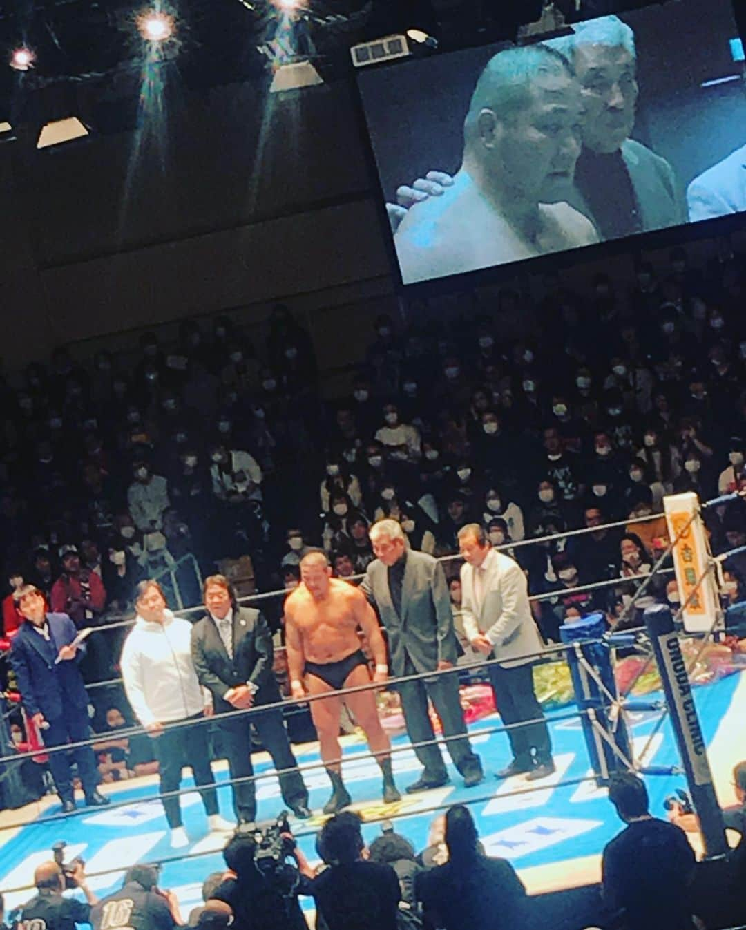 益子寺かおりさんのインスタグラム写真 - (益子寺かおりInstagram)「先日の #新日本プロレス #中西学引退記念大会 ！お仕事バタバタな日で、ほぼ諦めてたけど、メインの中西学選手の引退試合だけギリギリガールズで間に合ったわ…！！ ・ わたしがプロレスをおナマで見始めた2008年頃は、ちょうど「プロレス氷河期」と言われていた時期で。 ・ その時期をぐいぐい引っ張っていらっしゃった一人、中西選手。そしてその時代を共に駆け抜けた「第三世代」と言われる永田選手、天山選手、小島選手とともに、棚橋選手、後藤選手、オカダ選手、飯伏選手という次世代の選手との対決となった。もう、この8名がリングに並んだ瞬間、いろんなことを思い出して涙が出た……。 ・ 体が思うように動かなくなってもリングに立ち続ける選手もいれば、まだ体が動くうち「強さを見せられるうちに」引退を望む選手もいる。中西選手は後者でらっしゃったのかな。 ・ 実際に、中西選手は引退試合で「強さ」を存分に見せ付けてらっしゃった。相手の選手たちの必殺技を全部受け止め、それでも立ち上がり、最後は棚橋選手からのハイフライフローでフィニッシュ。。。お見事すぎて号泣。 ・ 実際のところ、プロレスって「技を受ける」という美学があるスポーツだから、プロレスラーのみなさんって身体的に無茶なことをしてらして。。だから一見わからなくても体がボロボロになっている選手はたくさんいるという。 ・ 中西選手も一見「まだ全然闘える気がするのにな…」なんて思ったりもするけれど、そこはご本人にしかわからない部分。過去に大怪我もされていたし、自分たちが見えている以上に無理されていた状態だったのかもしれない。 ・ そして試合を終え、大事MANな引退セレモニーの時に方向を間違えて正面向かずにお尻向けちゃうチャーミングさ…！笑　 中西選手っぽさが滲み出てて、可愛い！と笑い泣きしてしまった。 ・ 長州力選手、坂口征二選手、馳浩選手、藤波選手もセレモニーに登壇。その錚々たるレジェンド達の登壇に、レスリングでオリンピックにも出場したキャリアや27年間の歴史も改めて感じたのでした。 ・ 中西選手が「これだけはと思って」と最後に言ったという、恩人である、天国にいるマサ斎藤さんの言葉「プロレスを１回やったら死ぬまでプロレスラー」という言葉も、すごく滲みたナァ。。。 ・ 強くて、大きくて、心優しい野人・中西選手、27年間本当にお疲れ様でした！！そして心からありがとうございました。 ・ #かおりのプロレス姦戦記  #中西学引退記念大会  #中西学 選手　#新日本プロレス  #プロレスおナマ姦戦色々イッてるのに #ナカナカ投稿できてない… #小出しに投稿します #ベッドイン　#bedin」2月28日 16時27分 - kaori_masuco