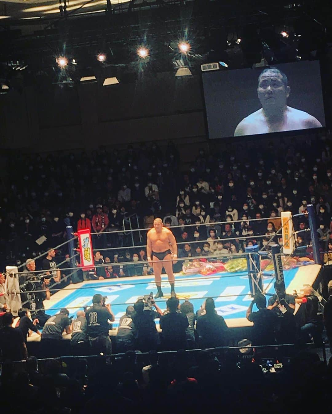 益子寺かおりさんのインスタグラム写真 - (益子寺かおりInstagram)「先日の #新日本プロレス #中西学引退記念大会 ！お仕事バタバタな日で、ほぼ諦めてたけど、メインの中西学選手の引退試合だけギリギリガールズで間に合ったわ…！！ ・ わたしがプロレスをおナマで見始めた2008年頃は、ちょうど「プロレス氷河期」と言われていた時期で。 ・ その時期をぐいぐい引っ張っていらっしゃった一人、中西選手。そしてその時代を共に駆け抜けた「第三世代」と言われる永田選手、天山選手、小島選手とともに、棚橋選手、後藤選手、オカダ選手、飯伏選手という次世代の選手との対決となった。もう、この8名がリングに並んだ瞬間、いろんなことを思い出して涙が出た……。 ・ 体が思うように動かなくなってもリングに立ち続ける選手もいれば、まだ体が動くうち「強さを見せられるうちに」引退を望む選手もいる。中西選手は後者でらっしゃったのかな。 ・ 実際に、中西選手は引退試合で「強さ」を存分に見せ付けてらっしゃった。相手の選手たちの必殺技を全部受け止め、それでも立ち上がり、最後は棚橋選手からのハイフライフローでフィニッシュ。。。お見事すぎて号泣。 ・ 実際のところ、プロレスって「技を受ける」という美学があるスポーツだから、プロレスラーのみなさんって身体的に無茶なことをしてらして。。だから一見わからなくても体がボロボロになっている選手はたくさんいるという。 ・ 中西選手も一見「まだ全然闘える気がするのにな…」なんて思ったりもするけれど、そこはご本人にしかわからない部分。過去に大怪我もされていたし、自分たちが見えている以上に無理されていた状態だったのかもしれない。 ・ そして試合を終え、大事MANな引退セレモニーの時に方向を間違えて正面向かずにお尻向けちゃうチャーミングさ…！笑　 中西選手っぽさが滲み出てて、可愛い！と笑い泣きしてしまった。 ・ 長州力選手、坂口征二選手、馳浩選手、藤波選手もセレモニーに登壇。その錚々たるレジェンド達の登壇に、レスリングでオリンピックにも出場したキャリアや27年間の歴史も改めて感じたのでした。 ・ 中西選手が「これだけはと思って」と最後に言ったという、恩人である、天国にいるマサ斎藤さんの言葉「プロレスを１回やったら死ぬまでプロレスラー」という言葉も、すごく滲みたナァ。。。 ・ 強くて、大きくて、心優しい野人・中西選手、27年間本当にお疲れ様でした！！そして心からありがとうございました。 ・ #かおりのプロレス姦戦記  #中西学引退記念大会  #中西学 選手　#新日本プロレス  #プロレスおナマ姦戦色々イッてるのに #ナカナカ投稿できてない… #小出しに投稿します #ベッドイン　#bedin」2月28日 16時27分 - kaori_masuco