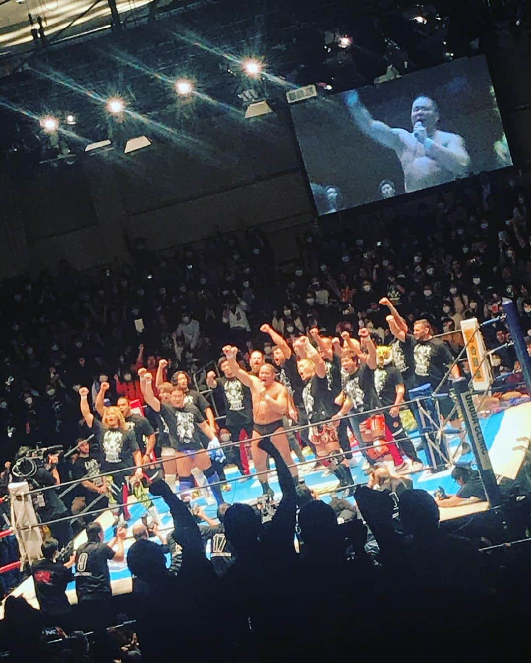 益子寺かおりさんのインスタグラム写真 - (益子寺かおりInstagram)「先日の #新日本プロレス #中西学引退記念大会 ！お仕事バタバタな日で、ほぼ諦めてたけど、メインの中西学選手の引退試合だけギリギリガールズで間に合ったわ…！！ ・ わたしがプロレスをおナマで見始めた2008年頃は、ちょうど「プロレス氷河期」と言われていた時期で。 ・ その時期をぐいぐい引っ張っていらっしゃった一人、中西選手。そしてその時代を共に駆け抜けた「第三世代」と言われる永田選手、天山選手、小島選手とともに、棚橋選手、後藤選手、オカダ選手、飯伏選手という次世代の選手との対決となった。もう、この8名がリングに並んだ瞬間、いろんなことを思い出して涙が出た……。 ・ 体が思うように動かなくなってもリングに立ち続ける選手もいれば、まだ体が動くうち「強さを見せられるうちに」引退を望む選手もいる。中西選手は後者でらっしゃったのかな。 ・ 実際に、中西選手は引退試合で「強さ」を存分に見せ付けてらっしゃった。相手の選手たちの必殺技を全部受け止め、それでも立ち上がり、最後は棚橋選手からのハイフライフローでフィニッシュ。。。お見事すぎて号泣。 ・ 実際のところ、プロレスって「技を受ける」という美学があるスポーツだから、プロレスラーのみなさんって身体的に無茶なことをしてらして。。だから一見わからなくても体がボロボロになっている選手はたくさんいるという。 ・ 中西選手も一見「まだ全然闘える気がするのにな…」なんて思ったりもするけれど、そこはご本人にしかわからない部分。過去に大怪我もされていたし、自分たちが見えている以上に無理されていた状態だったのかもしれない。 ・ そして試合を終え、大事MANな引退セレモニーの時に方向を間違えて正面向かずにお尻向けちゃうチャーミングさ…！笑　 中西選手っぽさが滲み出てて、可愛い！と笑い泣きしてしまった。 ・ 長州力選手、坂口征二選手、馳浩選手、藤波選手もセレモニーに登壇。その錚々たるレジェンド達の登壇に、レスリングでオリンピックにも出場したキャリアや27年間の歴史も改めて感じたのでした。 ・ 中西選手が「これだけはと思って」と最後に言ったという、恩人である、天国にいるマサ斎藤さんの言葉「プロレスを１回やったら死ぬまでプロレスラー」という言葉も、すごく滲みたナァ。。。 ・ 強くて、大きくて、心優しい野人・中西選手、27年間本当にお疲れ様でした！！そして心からありがとうございました。 ・ #かおりのプロレス姦戦記  #中西学引退記念大会  #中西学 選手　#新日本プロレス  #プロレスおナマ姦戦色々イッてるのに #ナカナカ投稿できてない… #小出しに投稿します #ベッドイン　#bedin」2月28日 16時27分 - kaori_masuco