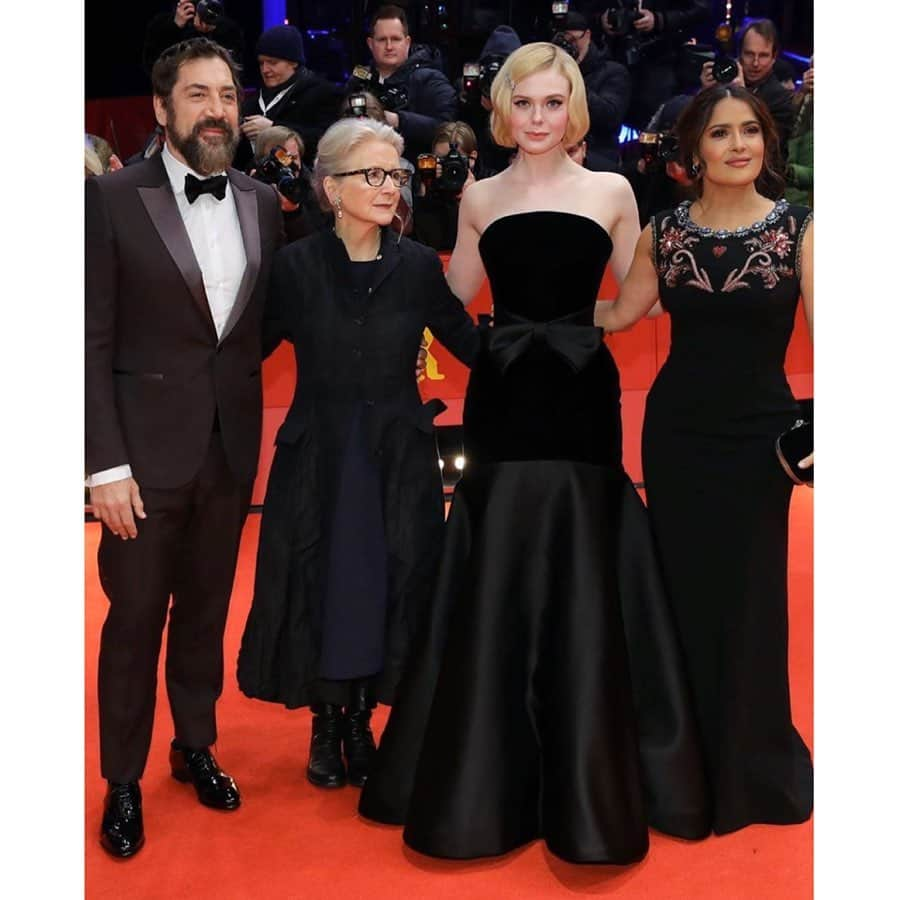 エル・ファニングさんのインスタグラム写真 - (エル・ファニングInstagram)「Berlinale. I love you Salma, Sally, and Javier. I love this movie #TheRoadsNotTaken 🖤🖤🖤」2月28日 16時40分 - ellefanning