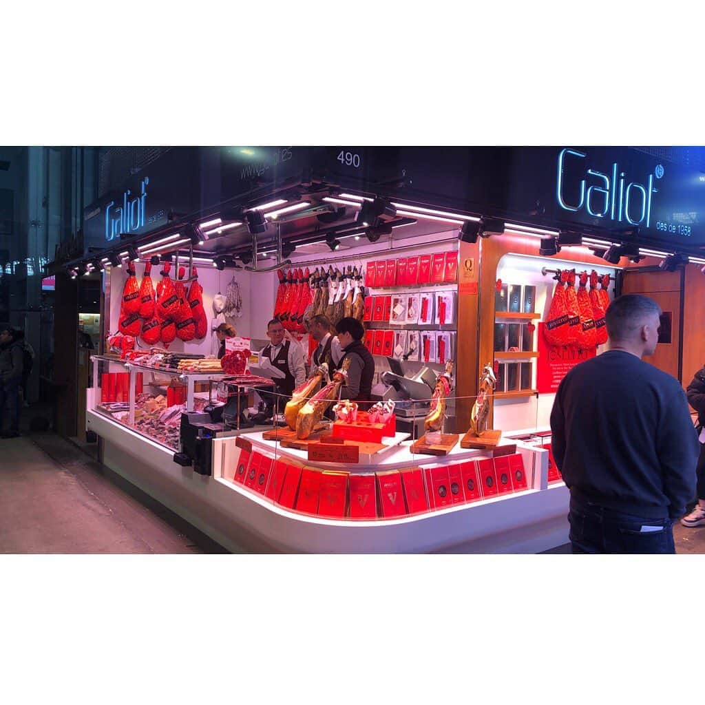 天見浩司のインスタグラム：「ここもハムのお店！  ボケリア市場 La Boqueria Market #スペイン #Spain」