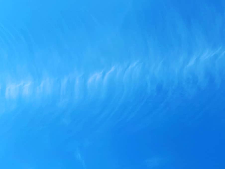石榑亜紀子さんのインスタグラム写真 - (石榑亜紀子Instagram)「薄雲が広がる前の空☁️ 潔く一直線の飛行機雲に 惹きつけられました  あしたは珍しく出張なので カフェにきて仕事してます☕️ 家にいるのが一番安全なのは 知ってますけどね…😅 #一直線 #飛行機雲 #薄雲 出てきた　‪#sky #instagood #instasky #きょうの空 #きれい #空 #雲 #走る気象予報士 #石榑亜紀子 #アスリートフードマイスター2級 #ランニング女子  咳すると睨まれますが 花粉症に伴う咳と言われてます🙋‍♀️ （ちなみにマスクしてます！） #コロナ 早く収束しますように。 今後の影響が、景気とか色々心配です…」2月28日 16時36分 - guregure_46