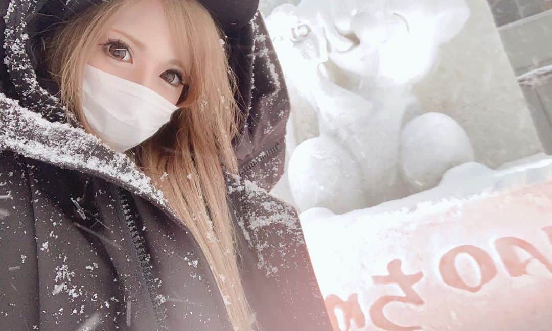 星河るいさんのインスタグラム写真 - (星河るいInstagram)「. 氷で出来た喫煙所綺麗だった🧊！！ 寒すぎて一服どころじゃなかったけど🚬笑 . ちゅ〜るの猫は積雪により 顔がよく分からず乙🐈 . #北海道#札幌#札幌雪まつり#雪まつり#氷の喫煙所#すげー#そしてさみぃ#ちゅーる#顔分からず#雪凄すぎ」2月28日 16時49分 - ru0928