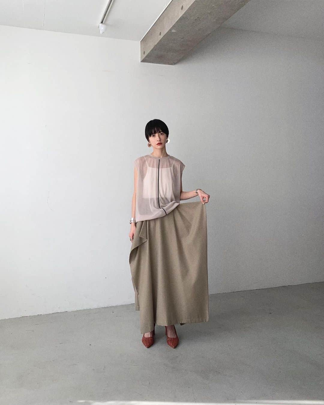 松本恵奈さんのインスタグラム写真 - (松本恵奈Instagram)「私の大好きなスクエアスカート。名前の通り、広げるとスクエアになるパターンになっています。笑 女っぽいけど可愛くなりすぎずに履けるところがとっても好き◎ 私も絶対買うと決めていたので早速GETしました♡ 本日の大阪ルクアOPENに先行入荷しているので是非、手にとってもらいたい一枚です♡ #clane #オススメ #大阪ルクア #先行入荷」2月28日 16時46分 - ena1123