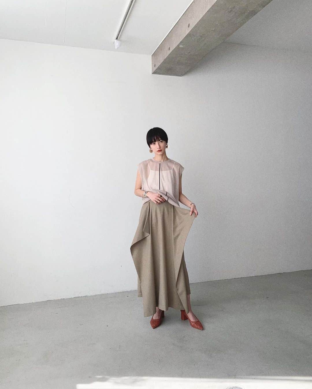 松本恵奈さんのインスタグラム写真 - (松本恵奈Instagram)「私の大好きなスクエアスカート。名前の通り、広げるとスクエアになるパターンになっています。笑 女っぽいけど可愛くなりすぎずに履けるところがとっても好き◎ 私も絶対買うと決めていたので早速GETしました♡ 本日の大阪ルクアOPENに先行入荷しているので是非、手にとってもらいたい一枚です♡ #clane #オススメ #大阪ルクア #先行入荷」2月28日 16時46分 - ena1123